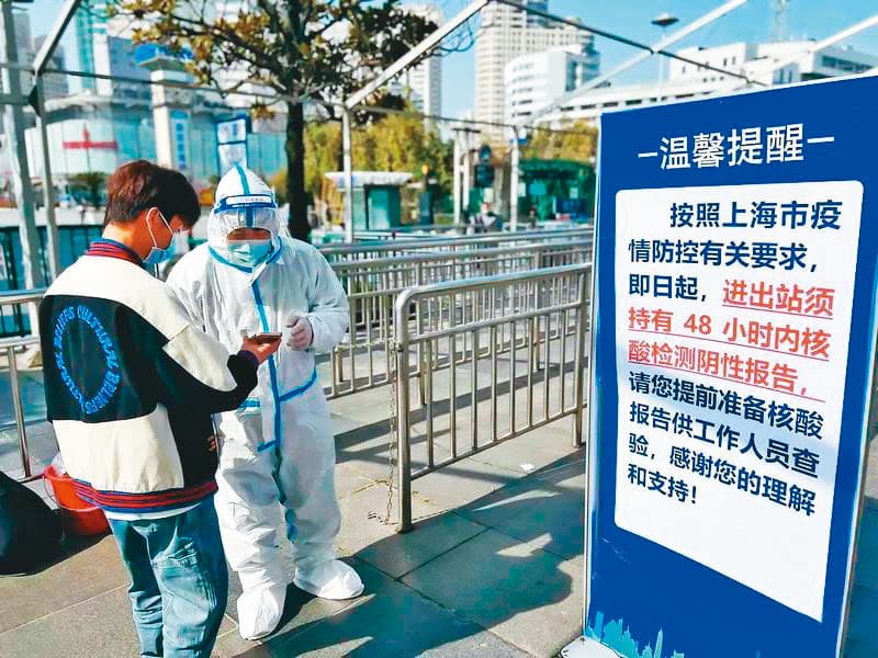 中國封控壓抑消費動能,擁有2,500萬人口的上海,今年4月汽車銷售量為零,顯示消費力度大受衝擊,物流也尚未完全緩解。(翻攝微博)