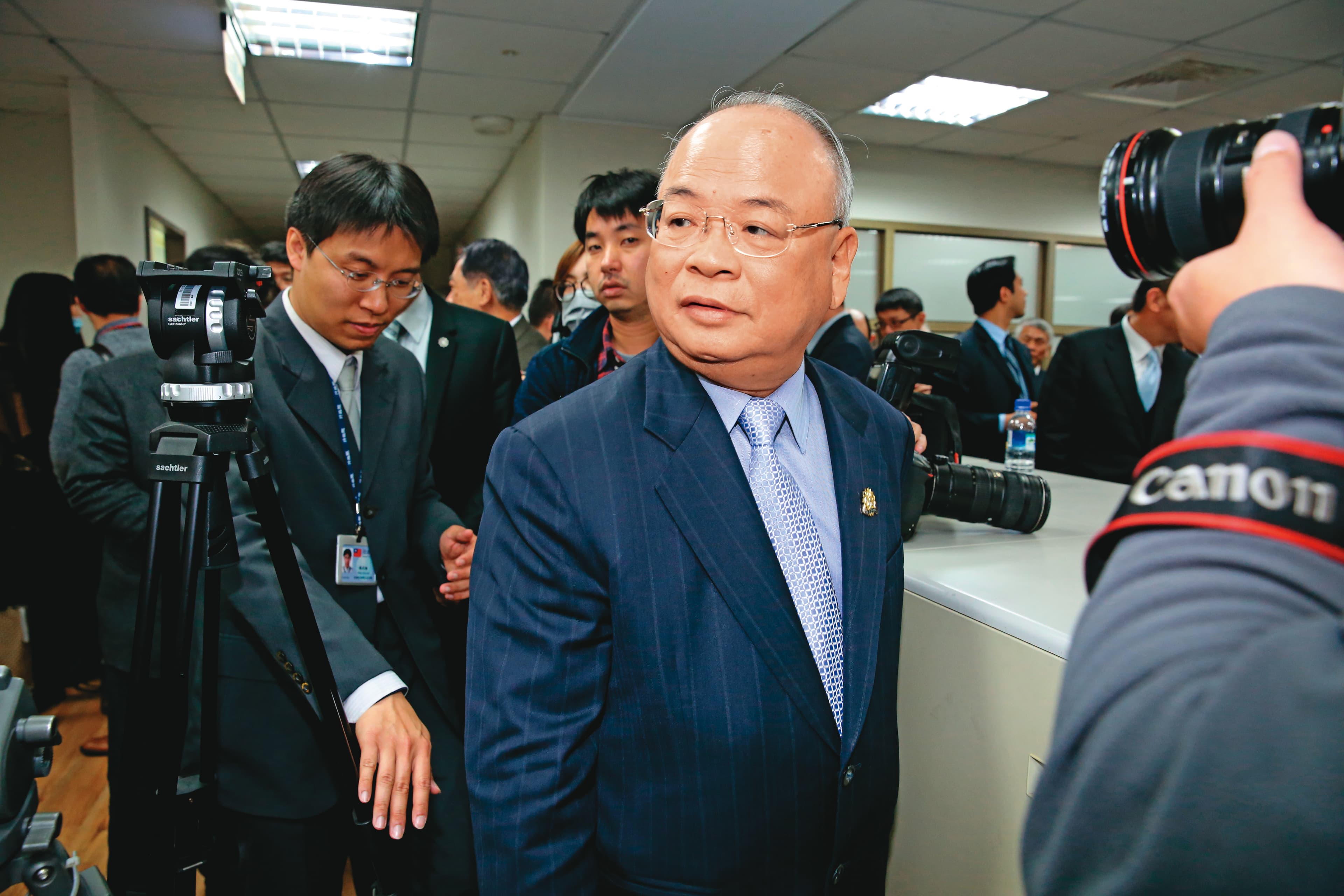 前檢察總長顏大和任內以查無不法為由簽結三中等黨產案,如今卻爆出特偵組當年早知有錄音光碟卻未搜索查扣,將掀起檢察界大地震。