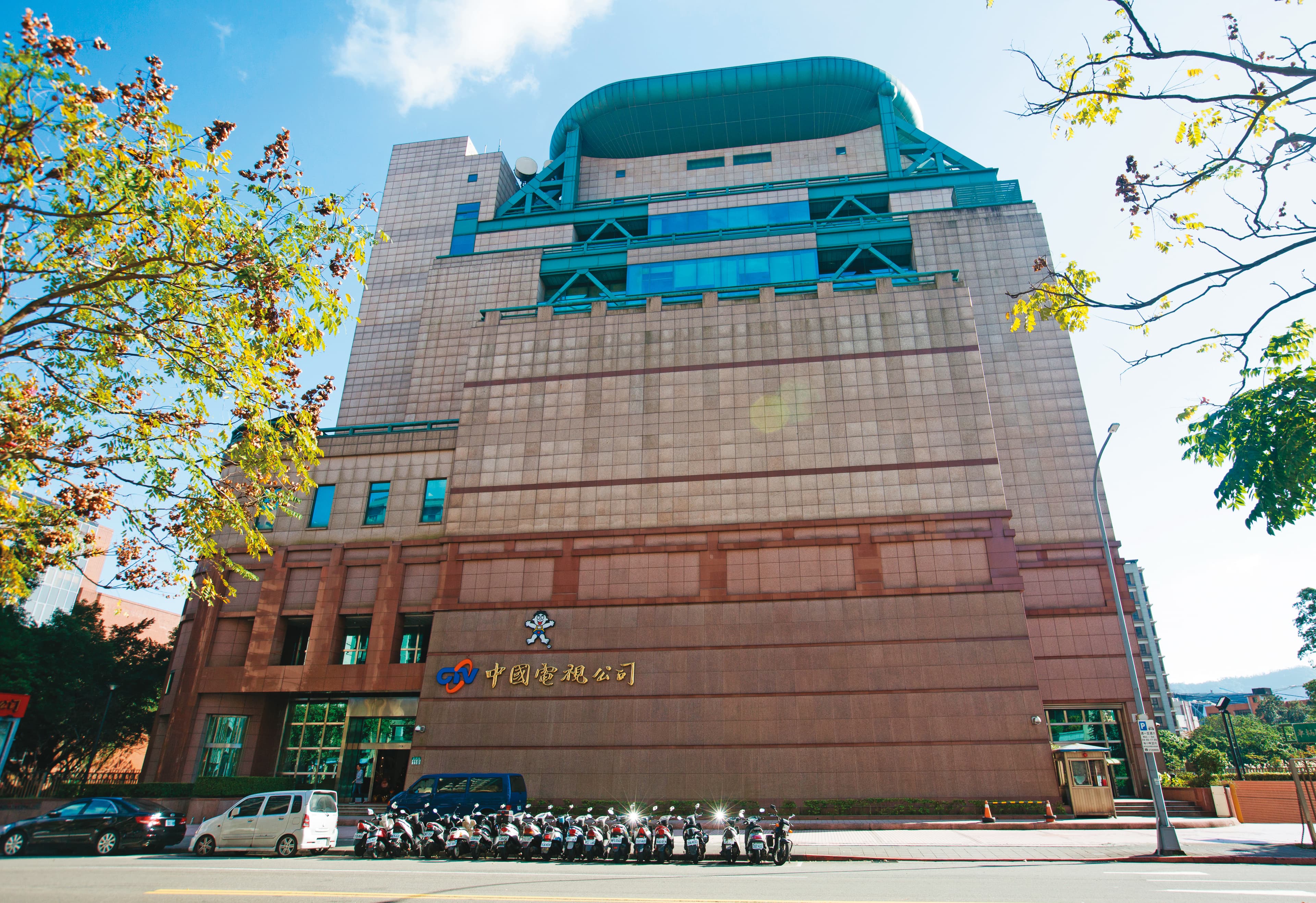 中視(圖)交易案一波三折,余建新一度敲桌嗆聲逼馬英九讓步,最後中投想出天龍八步手法,回饋余建新4.8億元並拿下中視。