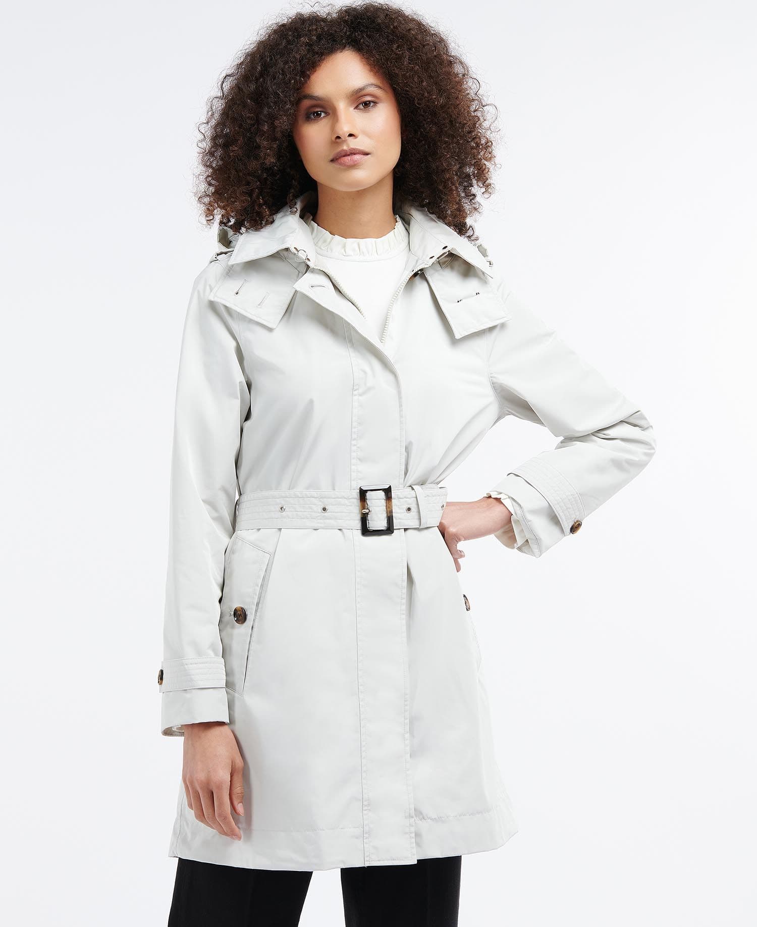 白色Beatrice防水透氣外套 NT$16,800 Barbour。(Barbour提供)