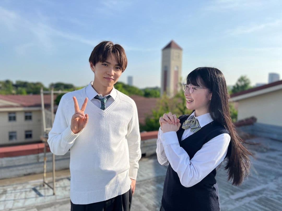 佐藤大樹(左)在劇中一人分飾兩角穿上制服,娃娃臉的他雖已27歲卻毫無違和感。(翻攝自tbs_drama_stream Instagram)