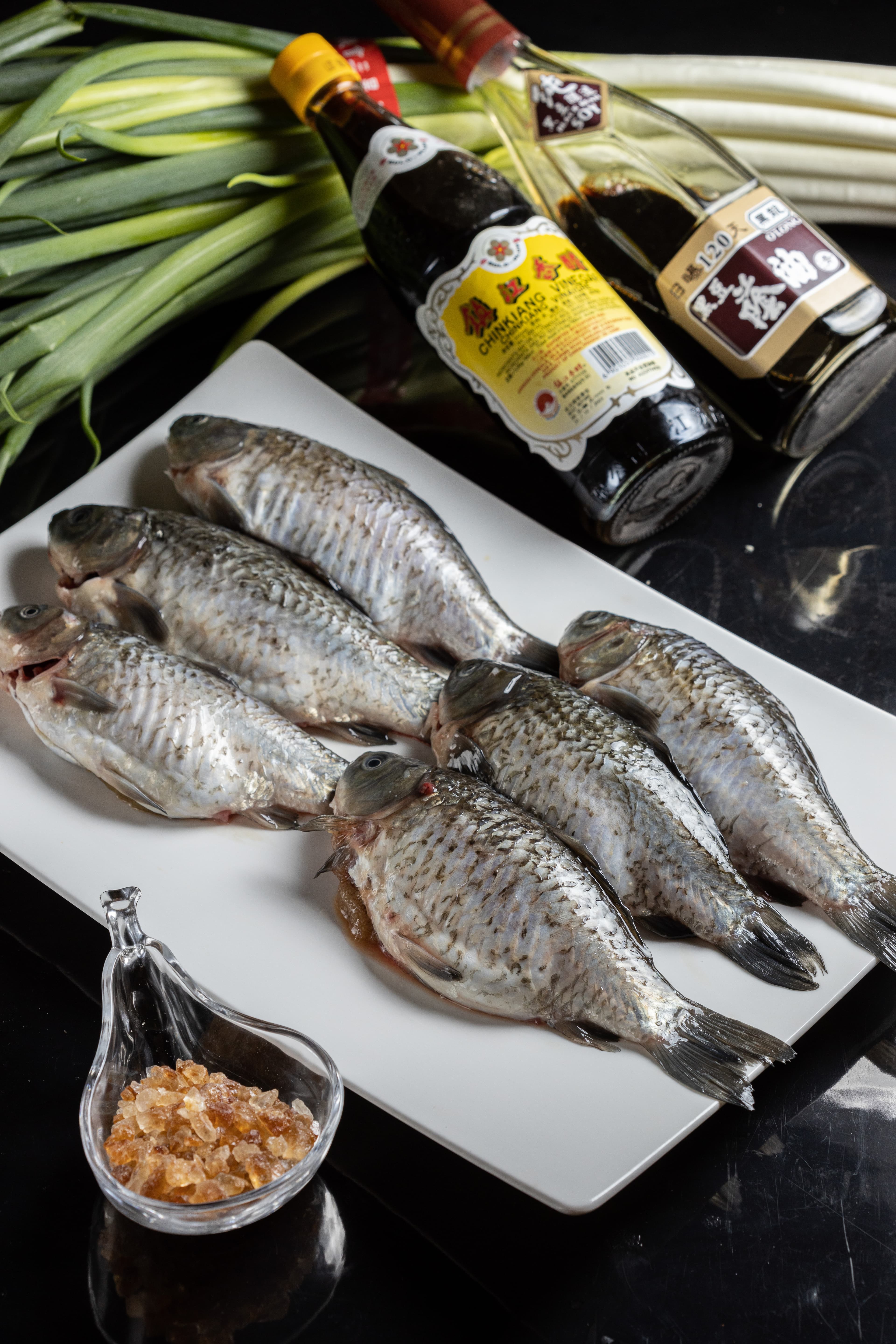 葱㸆鯽魚的所有材料。