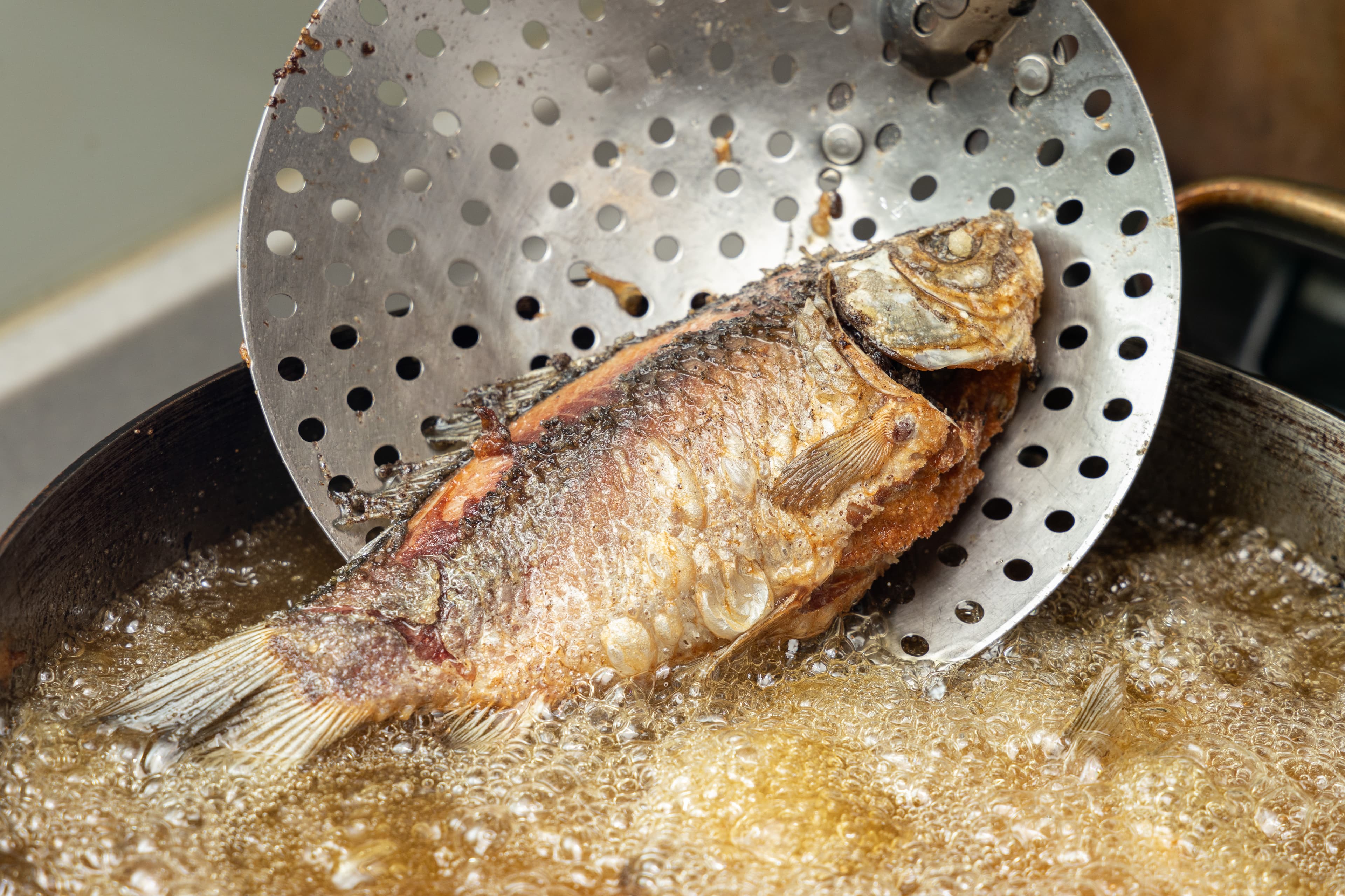 將魚油炸定形。
