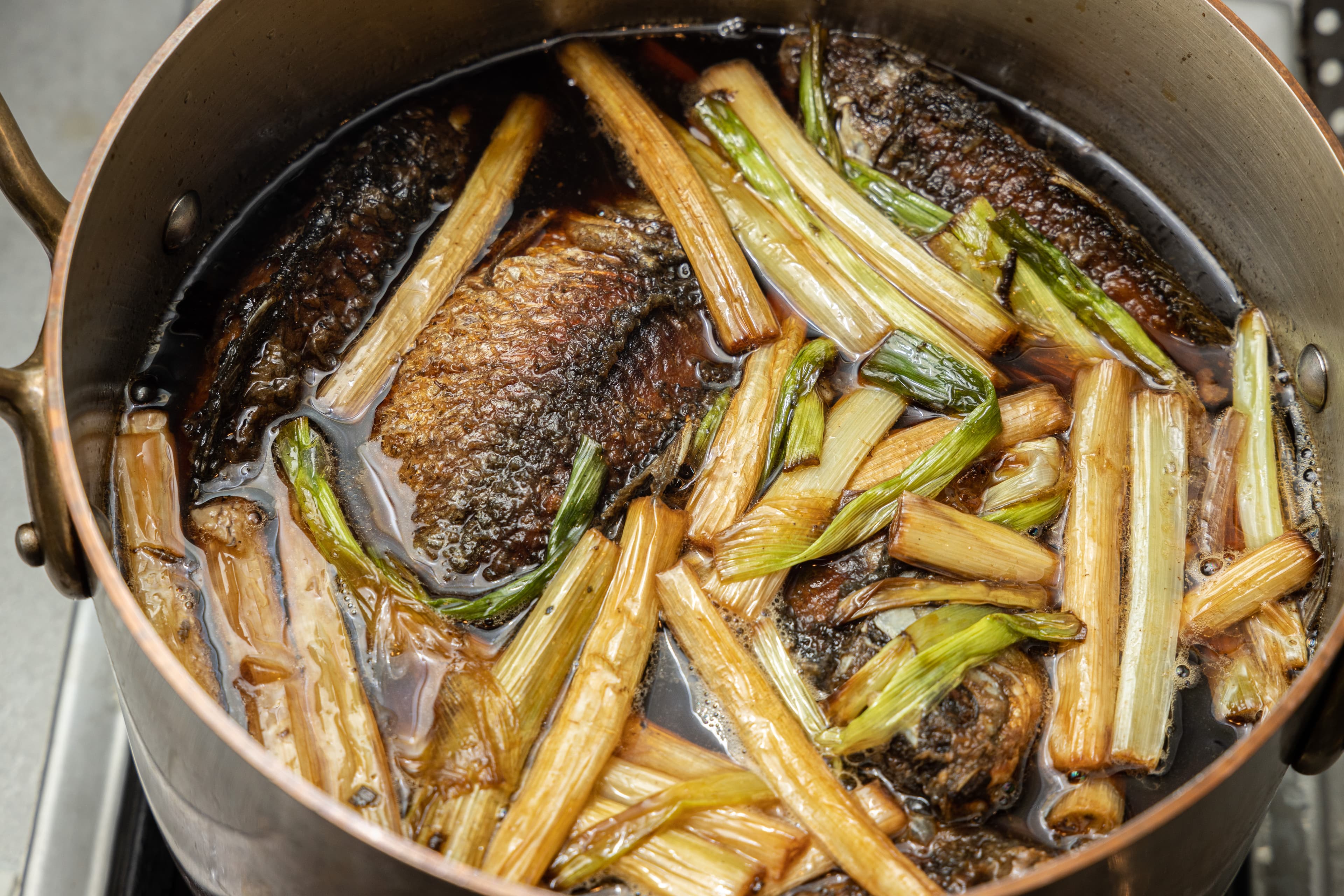 鯽魚在醬汁中煮1個半小時。