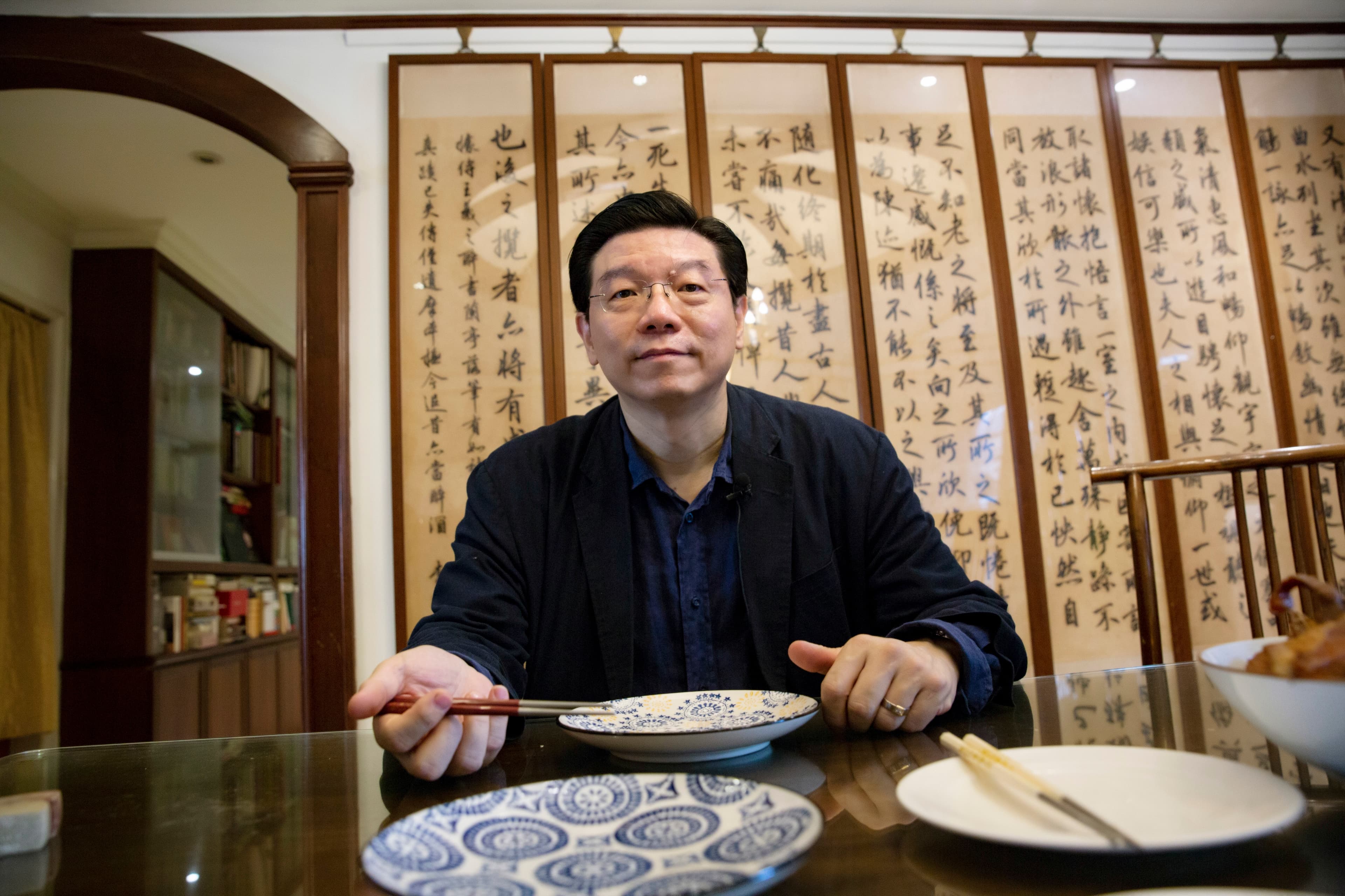 《鏡週刊》社長裴偉吃遍四方，也跟各方名廚學菜，最後融會貫通為自己的食譜，近年每個週末都在家做菜，現在也公開他的廚房筆記。（王漢順攝）