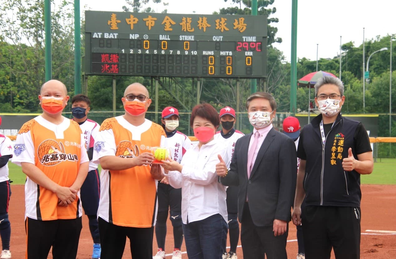 台中兆基穿山甲隊主場日,盧秀燕市長(中)到場加油。右二為林昆漢會長。(企業女壘聯盟提供)