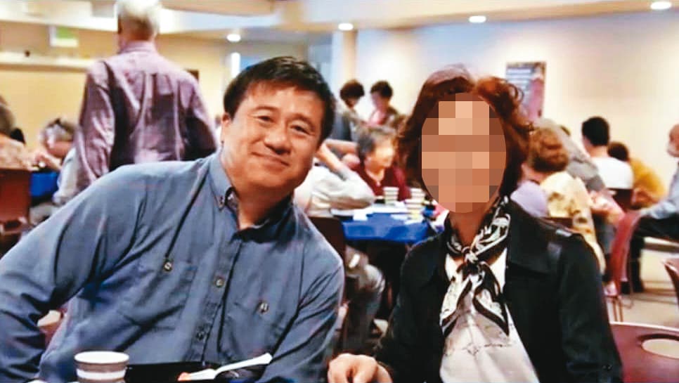 鄭達志(左)為陪伴母親(右),第一次參加爾灣台灣基督長老教會的活動,即為保護他人而喪命,圖為鄭達志與母親在當天餐會上的合影。(翻攝佳音Love聯播網臉書)