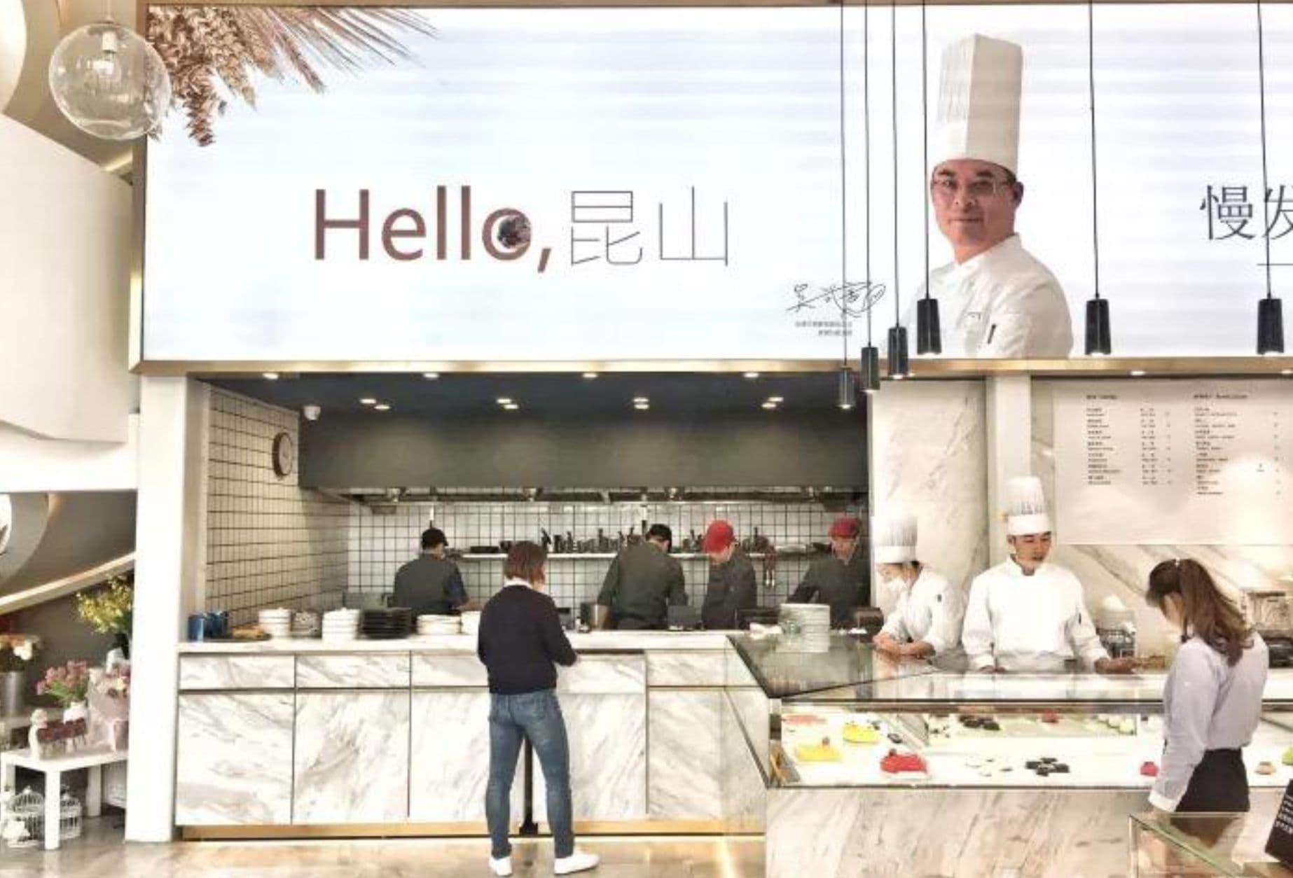 吳武憲12年前就受邀西進擔任中國麵包店或食品廠的技術總監,店面還會強調產品研發來自台灣的歐包教父。(吳武憲提供)