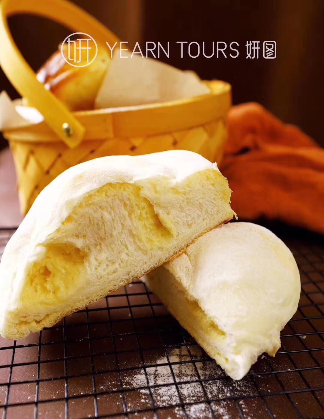 吳武憲為當地口味研發榴槤麵包,成為昆山妍圖的爆賣商品。(吳武憲提供)
