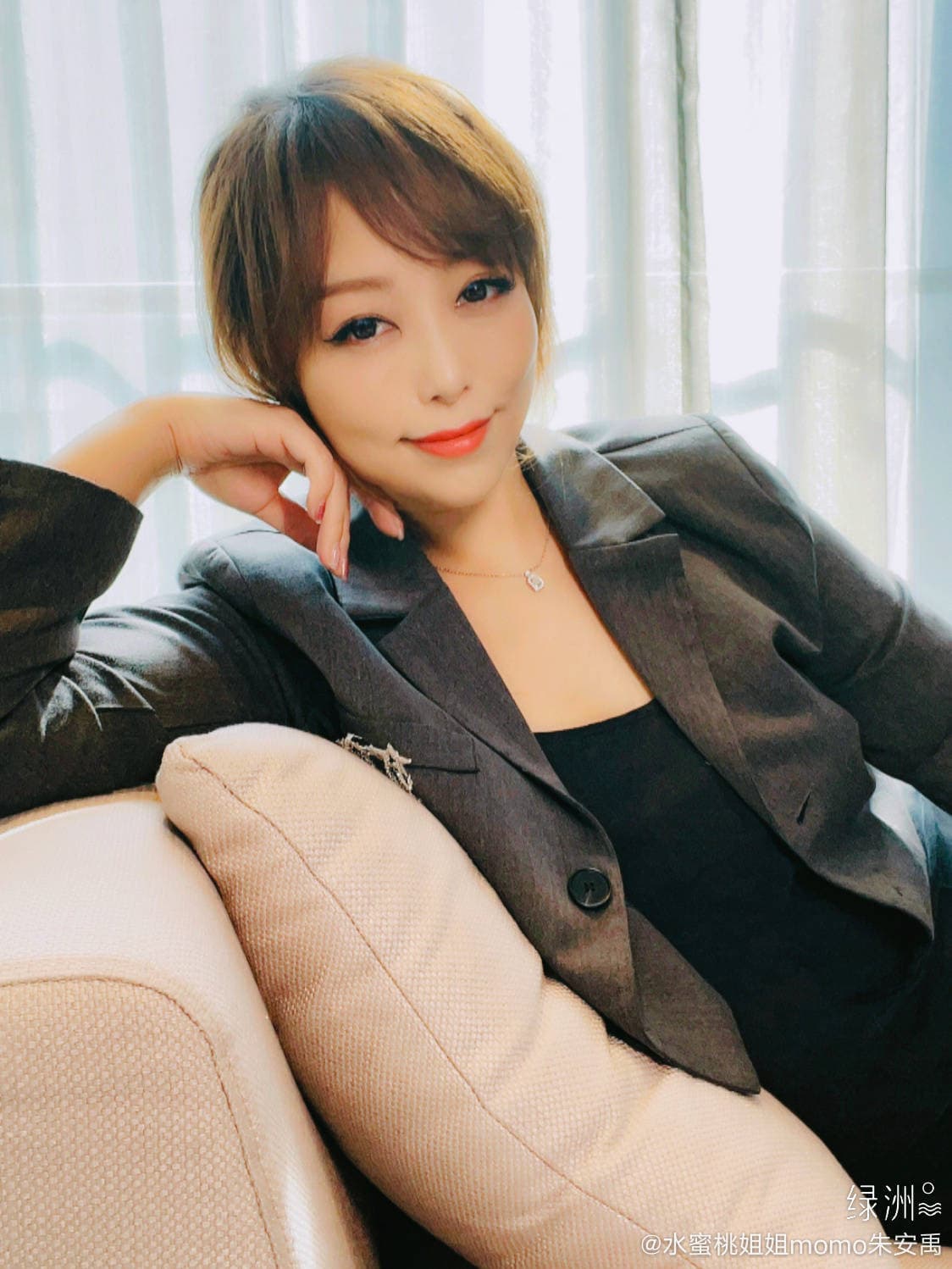 40歲的小蜜桃姐姐婚後淡出幕前,已是兩個孩子的媽,身材保養得宜,讓人羨慕不已。(水蜜桃姐姐微博)