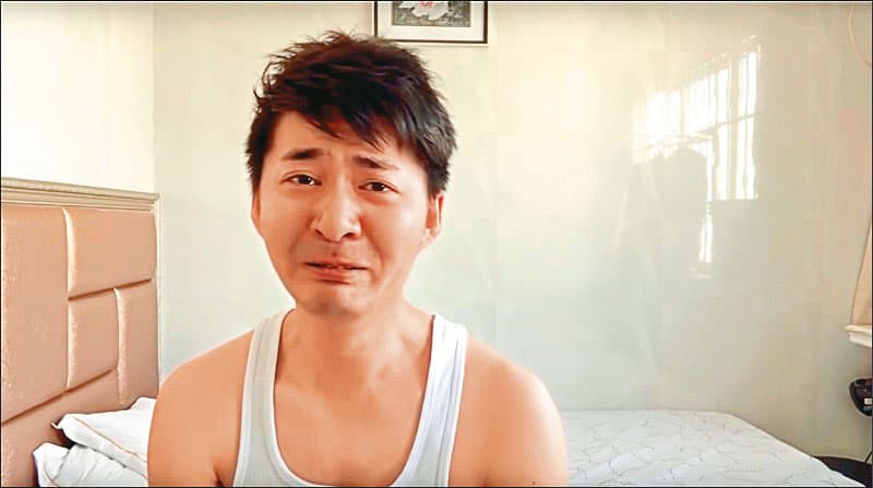 2020年1月30日農曆年節期間,陳秋實在武漢一家旅館房間內錄製影片,哽咽表示自己確實害怕「前面是病毒,後面是中國的法律和行政力量」。(翻攝自YouTube)