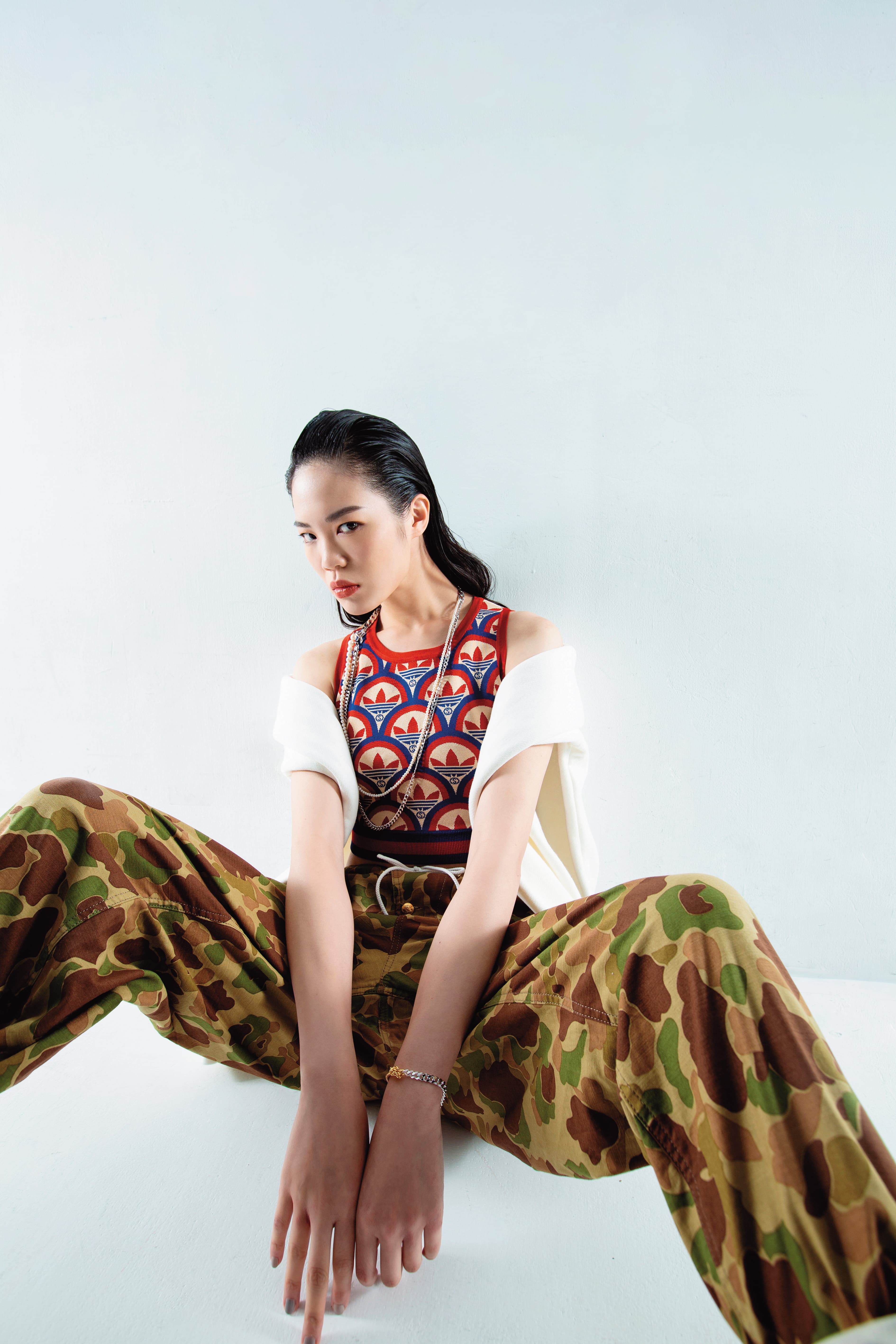 連帽衛衣NT$33,500 by adidas x GUCCI；多色針織上衣NT$56,000 by adidas x GUCCI；迷彩抽繩長褲NT$36,000 by CELINE；銀色珍珠多層鎖鏈項鍊NT$6,880 by OYJ；漸層雙色鎖鏈手鍊NT$4,300 by OYJ。