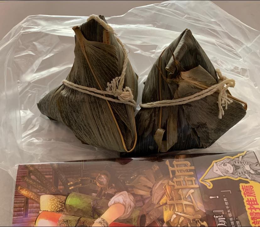 網友自述,用漫畫書作為比例尺。(翻攝自爆廢公社臉書粉專)