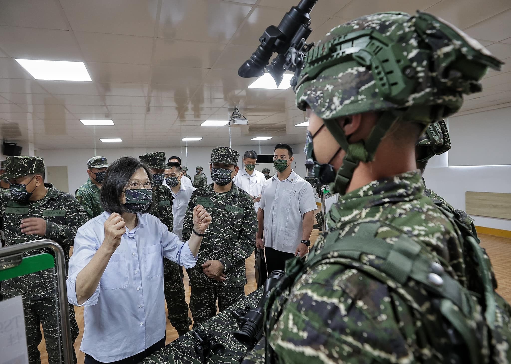 總統蔡英文今視導海軍陸戰隊66旅。(翻攝自蔡英文臉書)