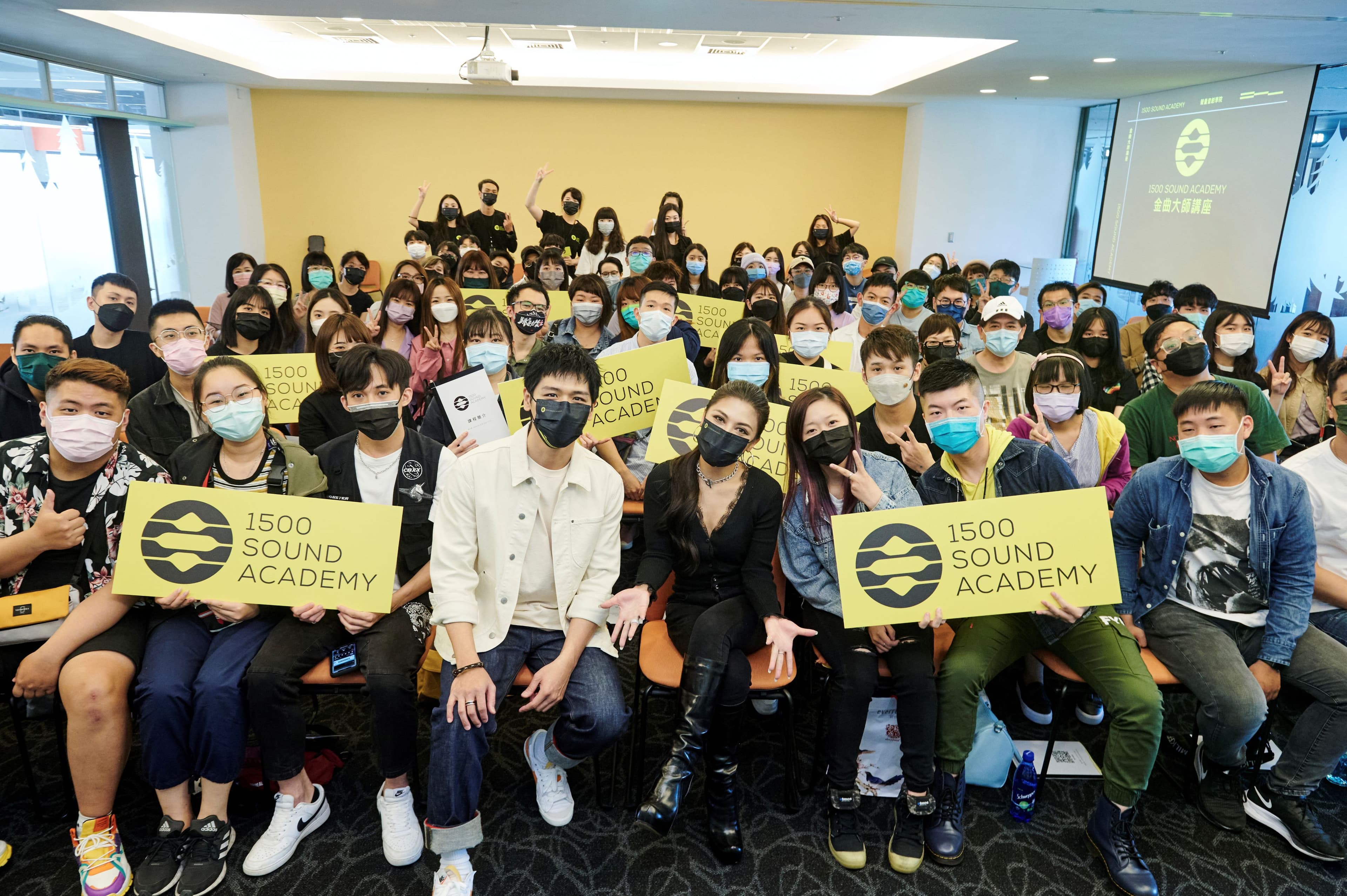 金曲歌后艾怡良和創作歌手蔡旻佑(前排右四、右五)與粉絲分享創作的甘苦。(1500聲量音創學院提供)