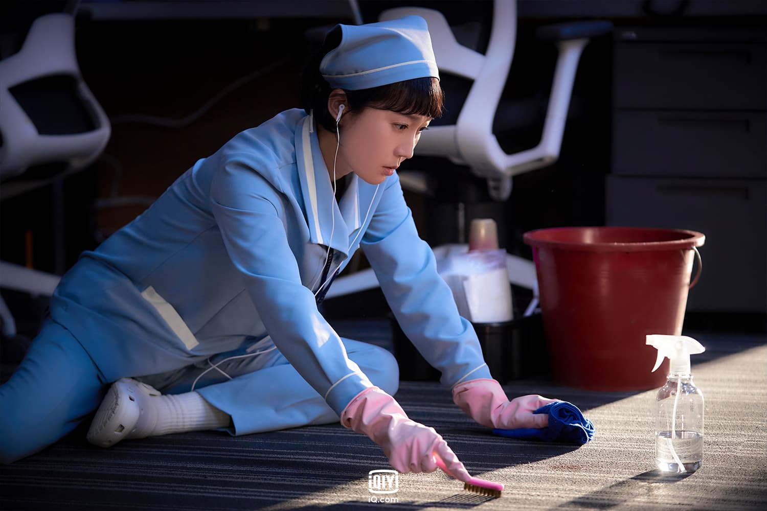 廉晶雅在《Cleaning Up》中飾演於證券公司工作的清潔工,因意外聽到內線消息而開始玩股票。(愛奇藝國際站提供)