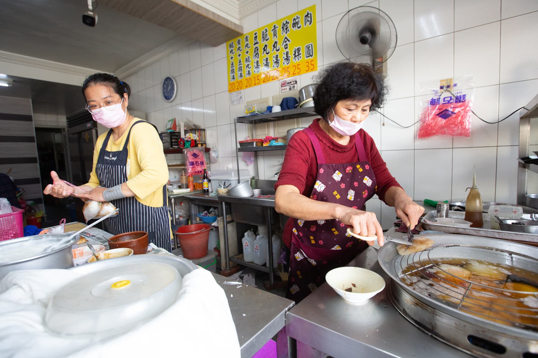 農會前肉圓店開店超過60年,現在由第二代、第三代一起經營。