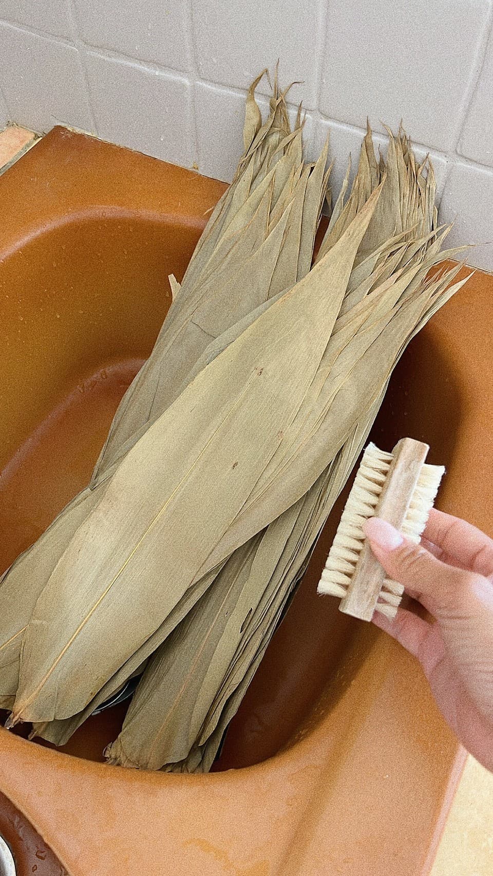 法國的粽葉不會整理好或清洗,買回家都要很費勁的狂刷狂洗。(翻攝自王君萍臉書)