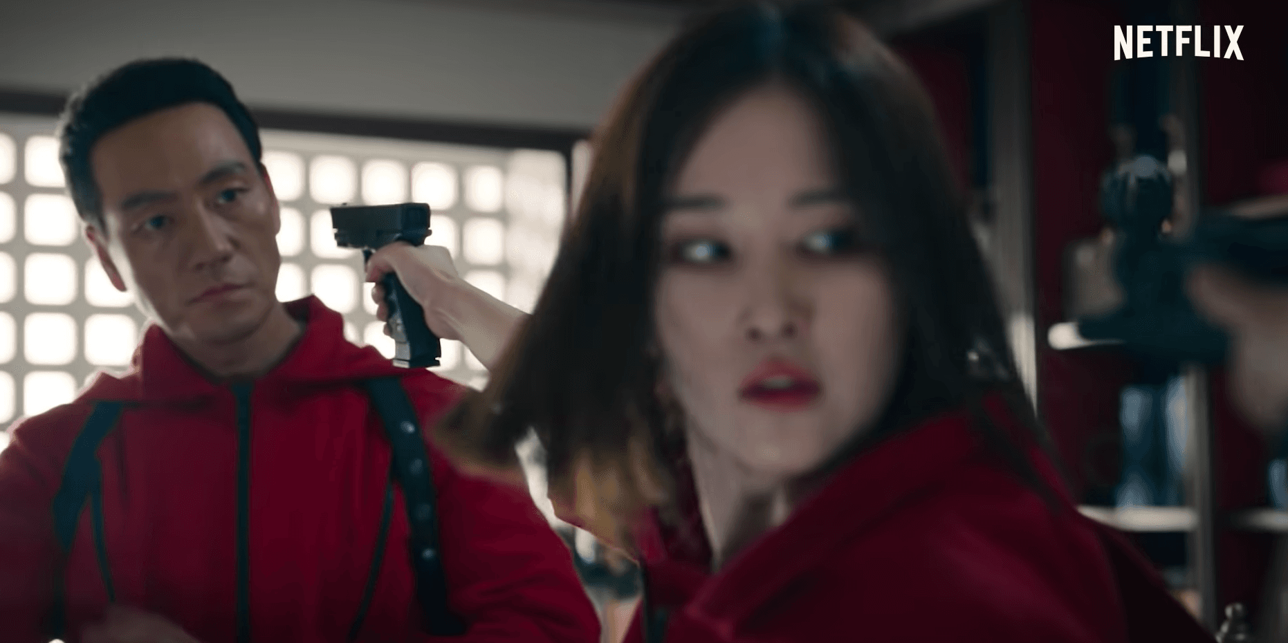 全鍾瑞(右)拿槍對著朴海秀,自己也被槍指著頭。(截圖自Netflix)