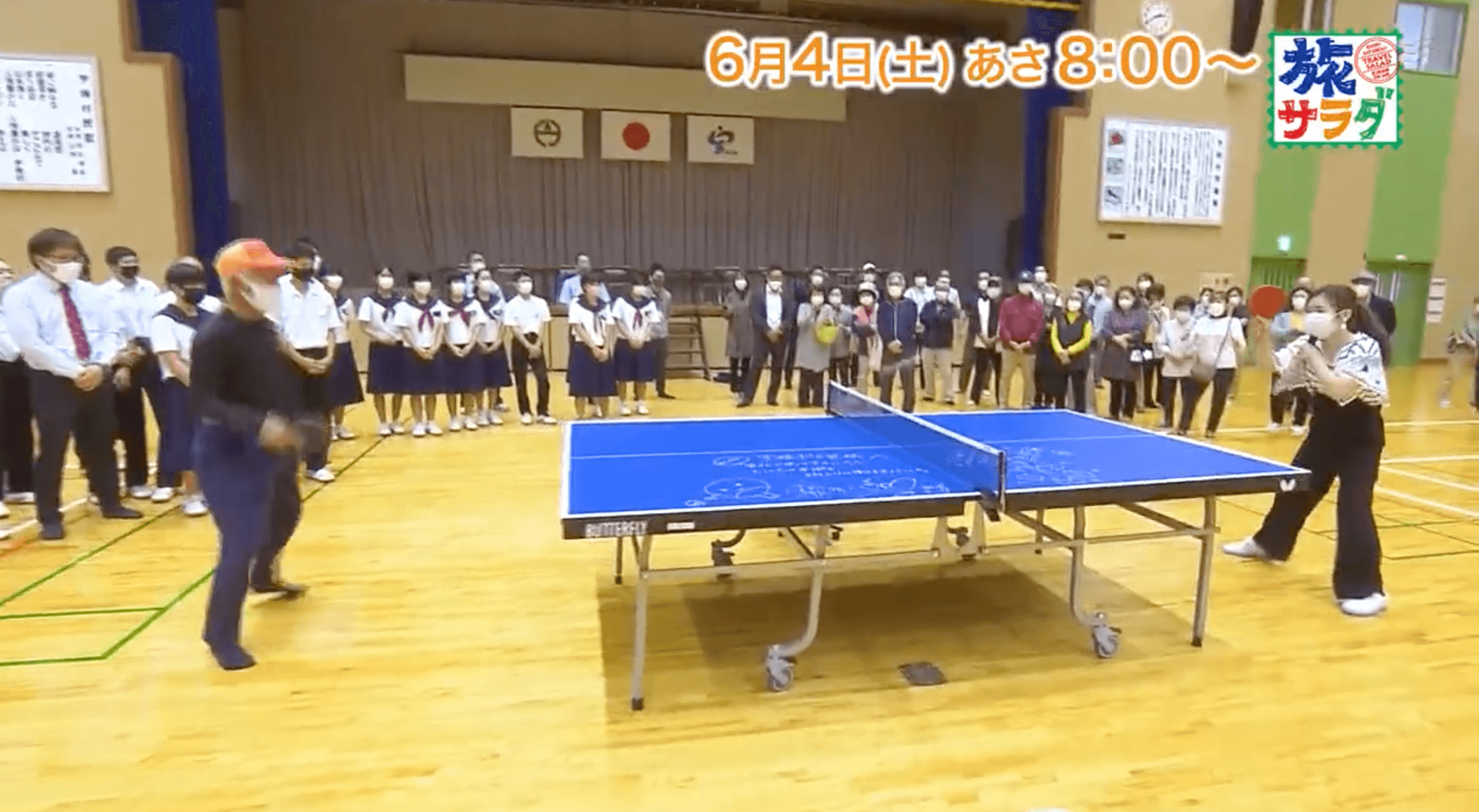 福原愛重回訓練地,與村民打桌球。(翻攝朝日電視台畫面)