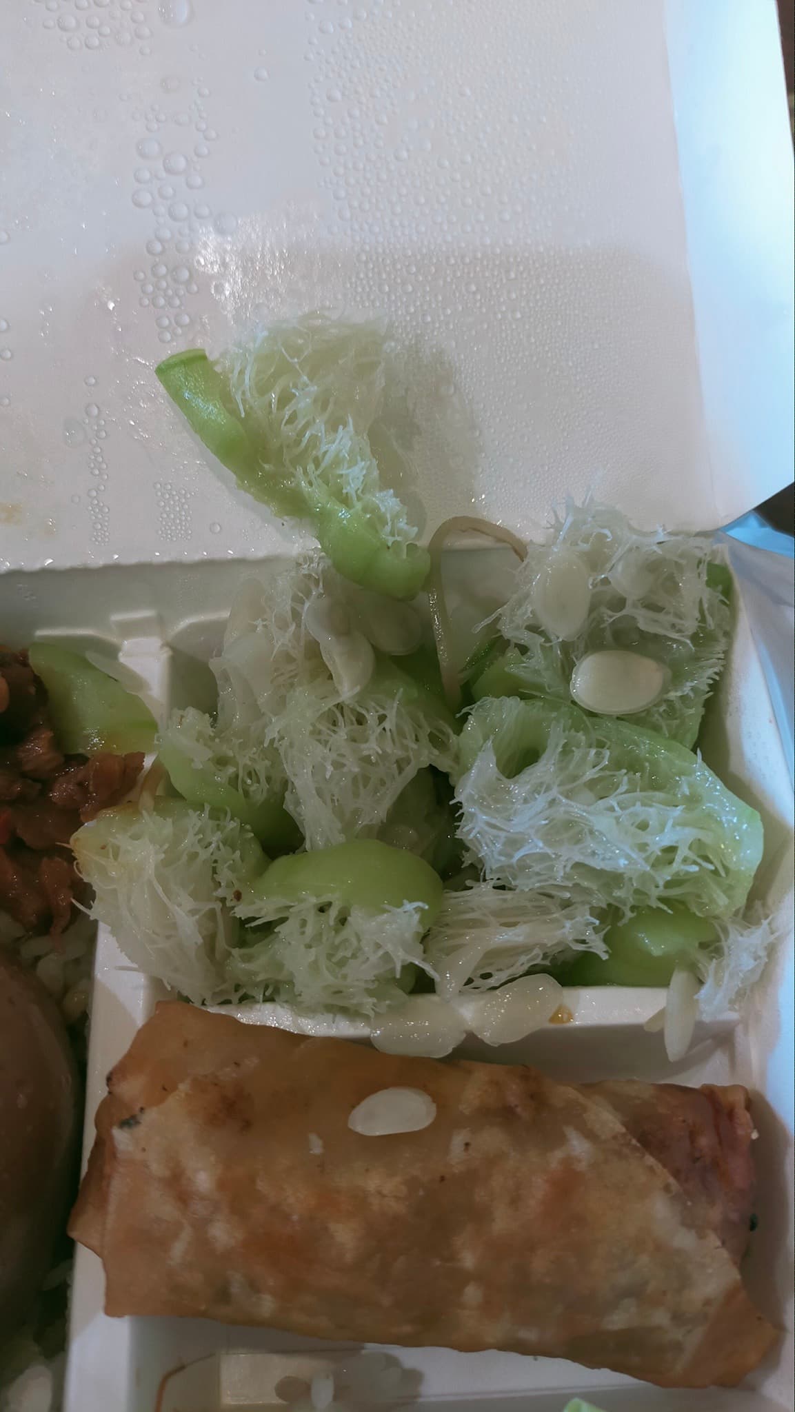 網友抱怨便當裡的絲瓜變成菜瓜布。（翻攝自臉書社團爆怨公社）