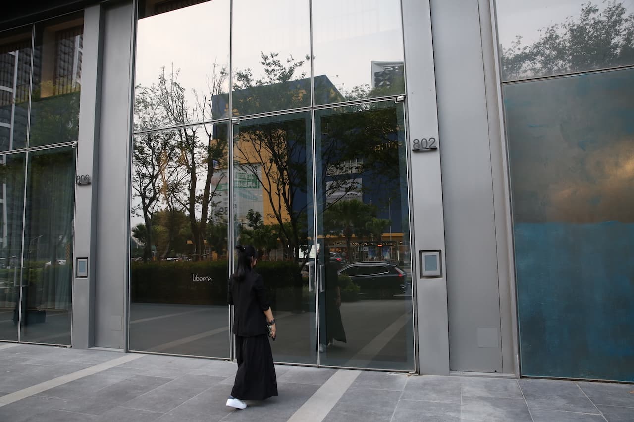 開設在高雄豪宅建案內的 法式餐廳「Liberté」，門面低調極簡。