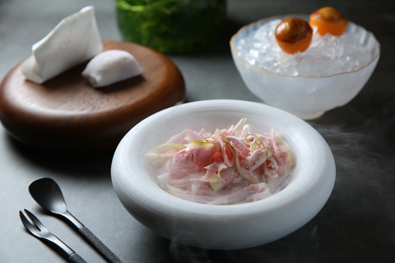 甜點「無花果／昂貝爾乳酪／黑胡椒」（前）「金柑」（右後）和「草莓大福」（左後）（皆4,800元套餐菜色），道道巧妙帶有新意。