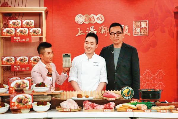 在東森購物平台上熱賣的「王奶奶上湯獅子頭」，就是出自王令麟侄子王辭杰（中）之手。（東森購物提供）