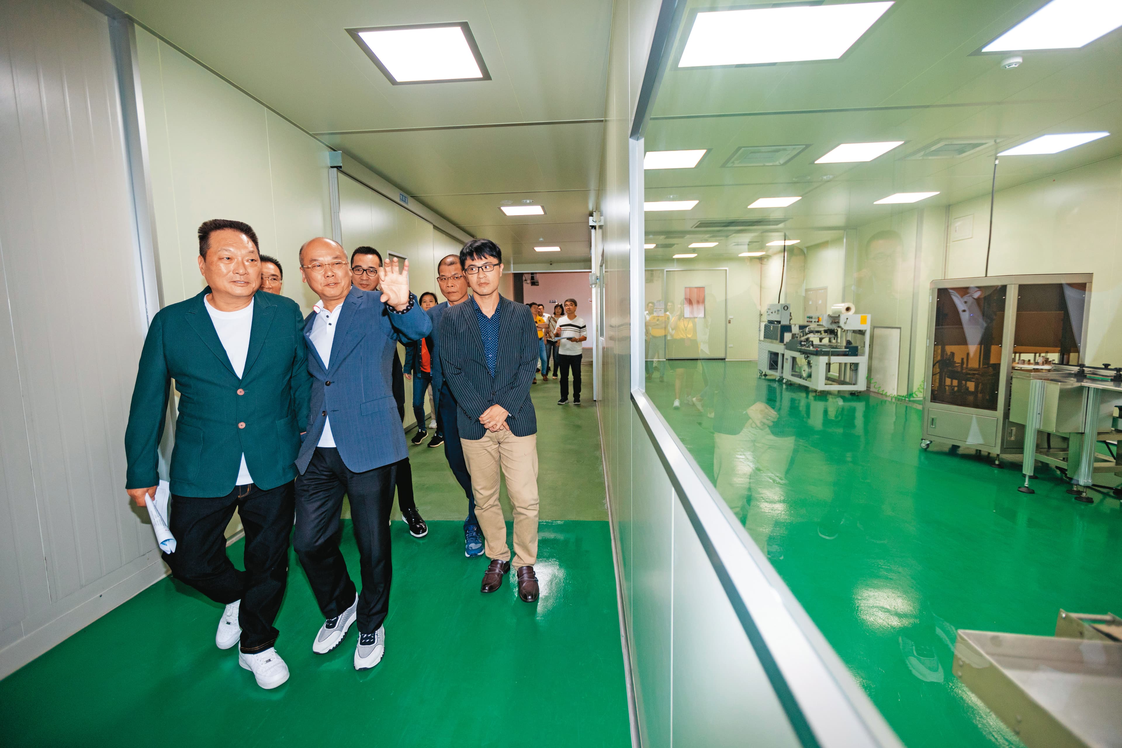 華陀扶元堂董事長朱溥霖（左2）與王令麟（左1）關係深厚，今年5月被推選為天蔥董座。（ETtoday新聞雲提供）