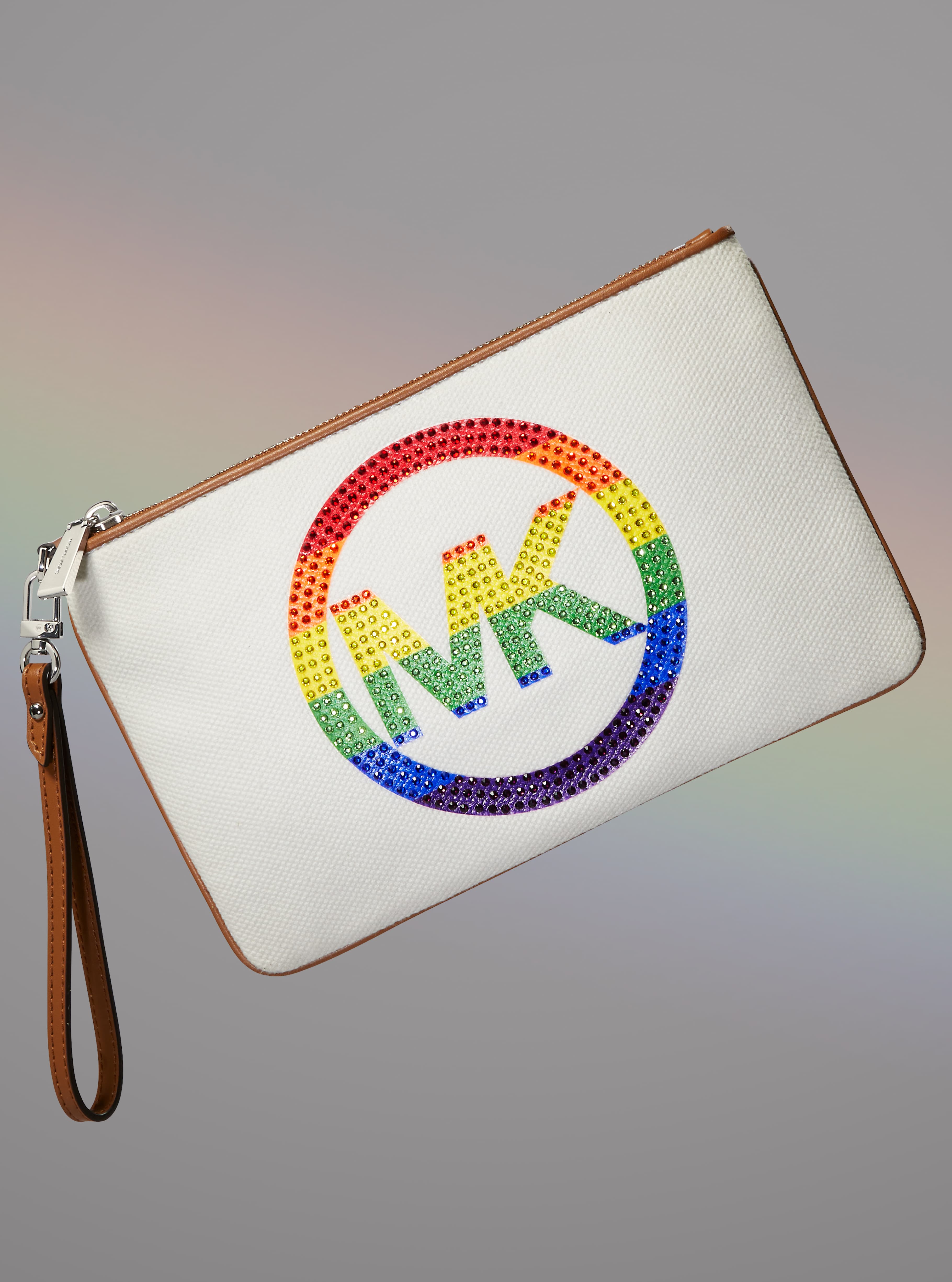 彩虹Logo手拿包。NT$5,900(MICHAEL KORS提供)
