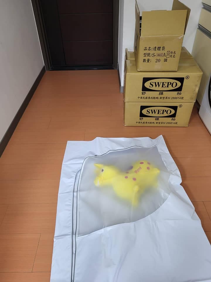 王薇君用照片秀出視窗型屍袋的使用方式。(翻攝自王薇君臉書)