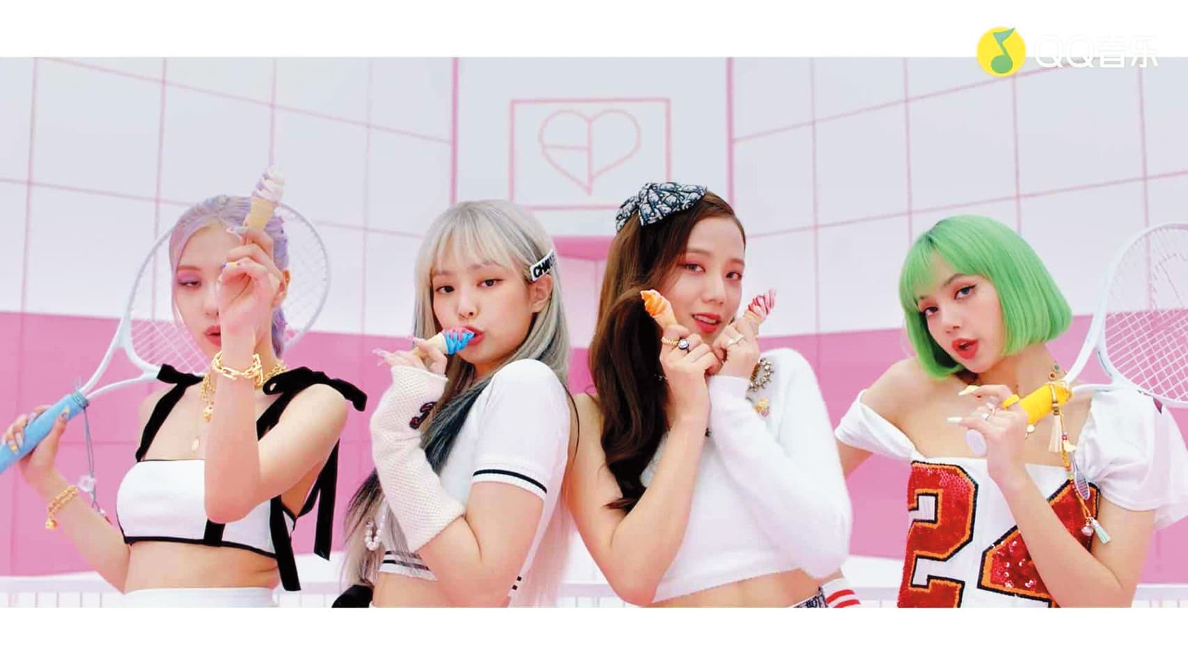 Black Pink與美國歌手賽琳娜( Selena Gomez)合作新單曲〈Ice Cream〉,特地著網球服出鏡。(翻攝自QQ音樂)
