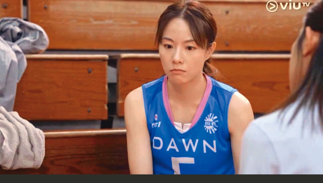 鄧麗欣為了戲劇《男排女將》,再度穿上排球服。(翻攝自viu TV)