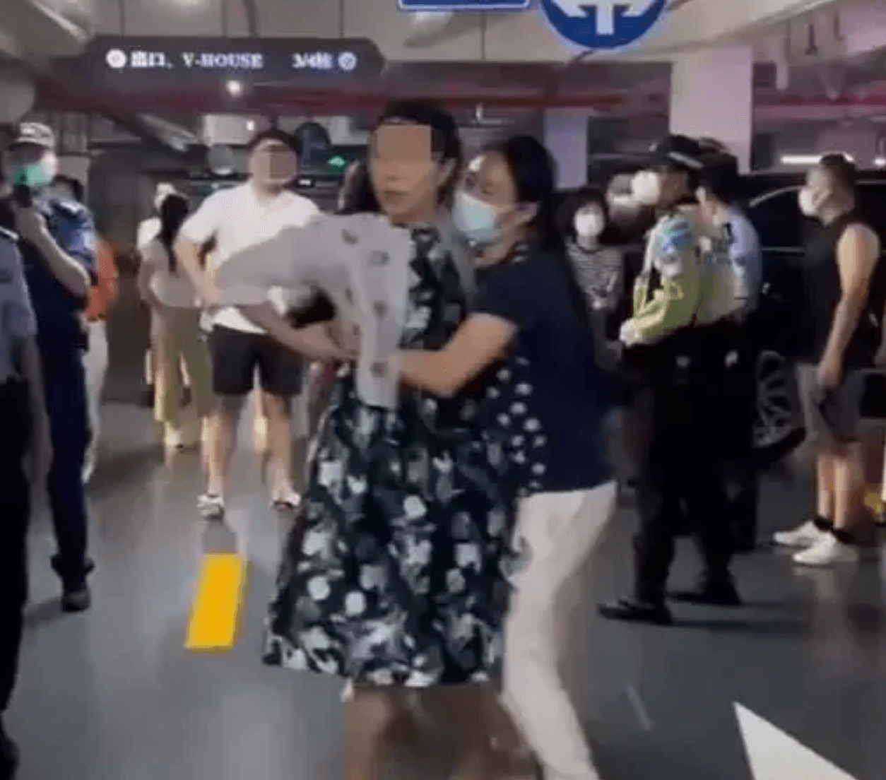 女子情緒相當激動,旁人更上前拉住她,阻止她做出危險舉動。(翻攝網易新聞)