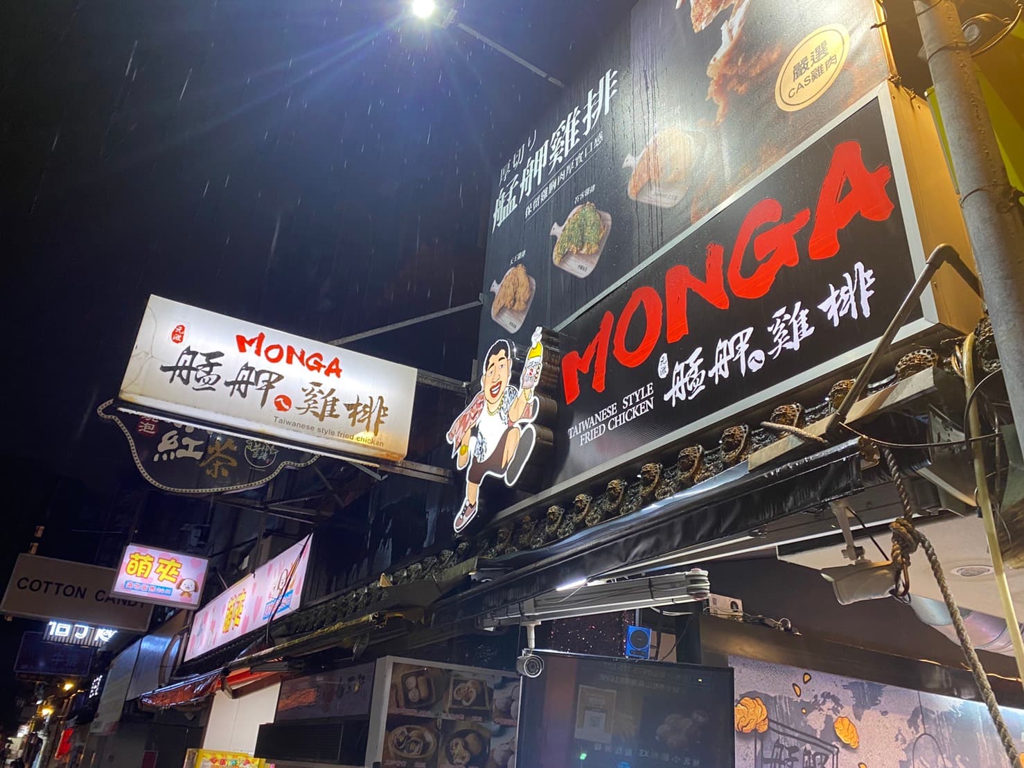 雖然NONO退出艋舺雞排經營,也停止授權使用肖像,部分分店仍未更換招牌外觀。(讀者提供)