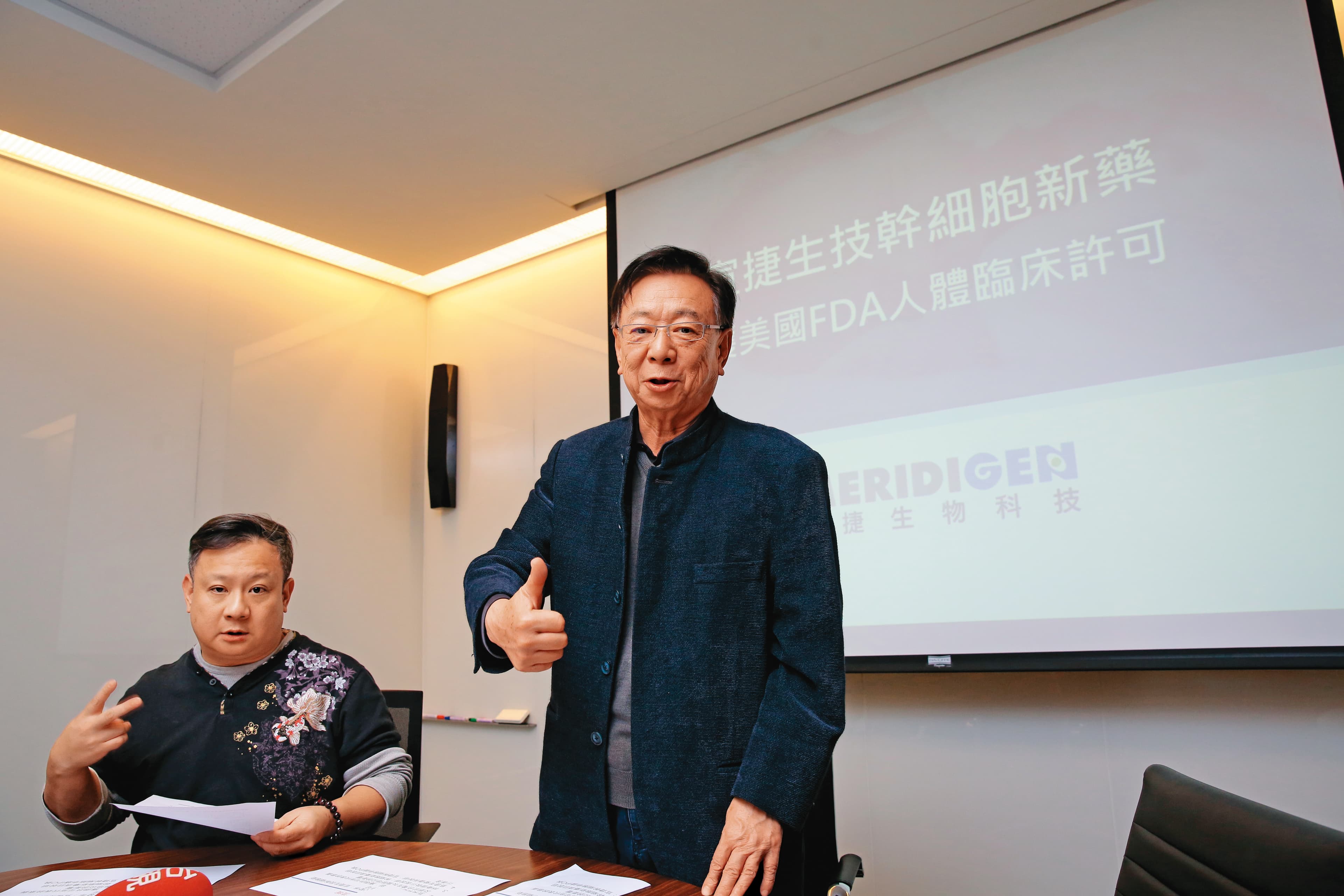 宣明智(右)父子聯手,讓宣捷從臍帶血儲存跨足新藥開發。左為宣昶有。