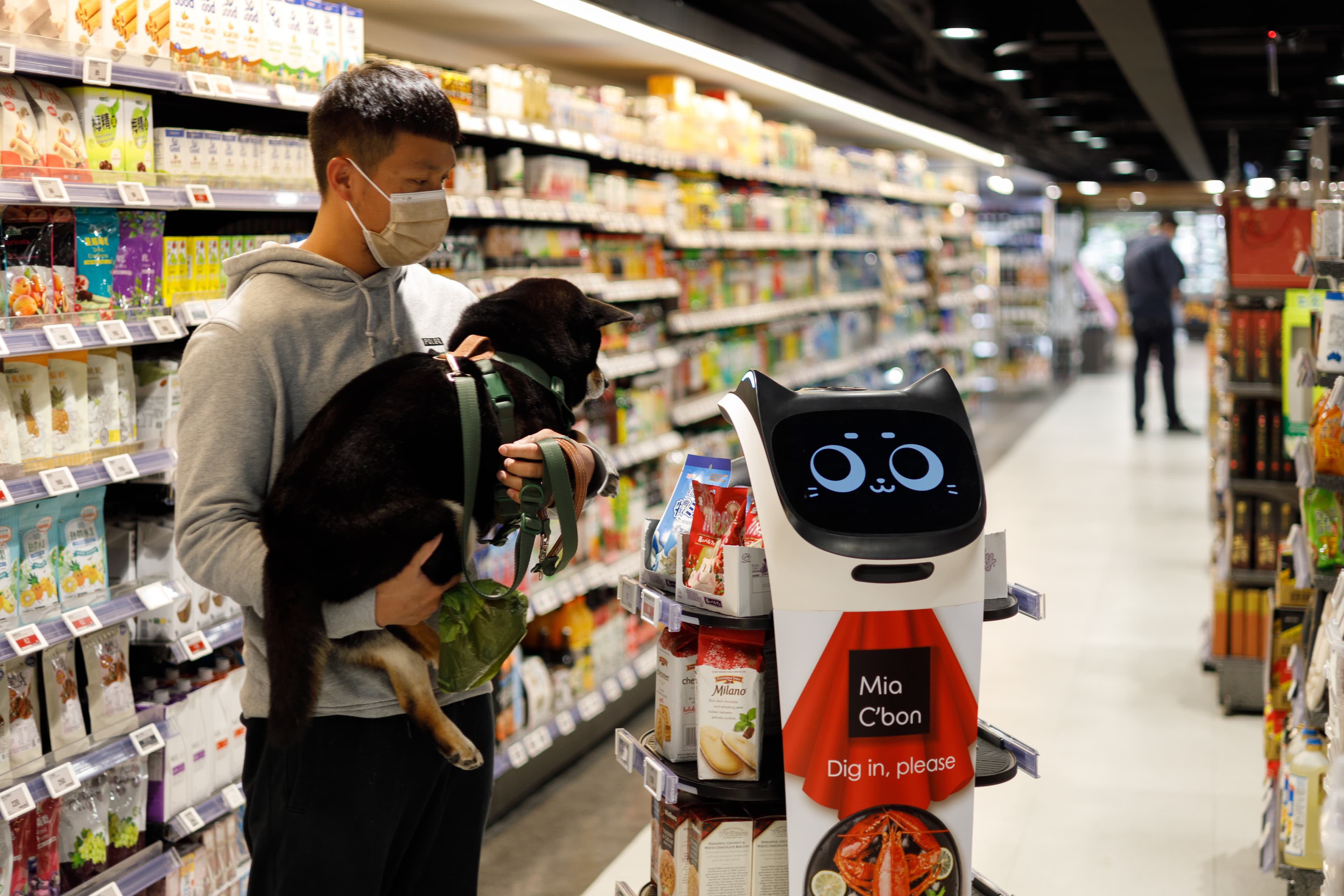 賣場內還導入店員機器貓,到處跟客人互動頗有趣味。