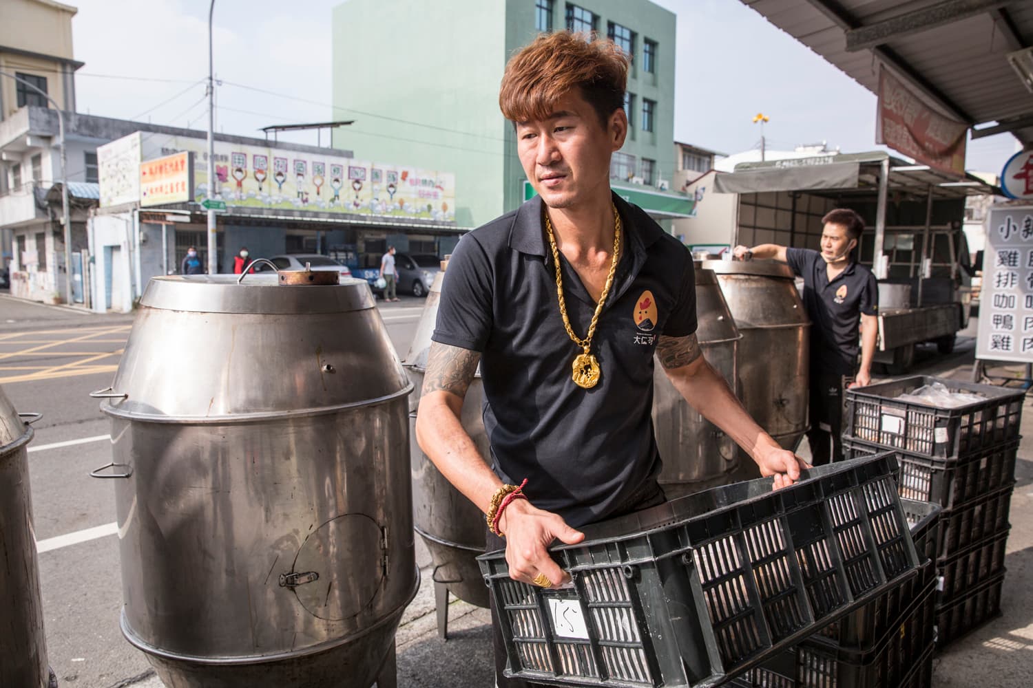 鄭敬仁每天都要搬沉重的不銹鋼桶與食材，相當累人。