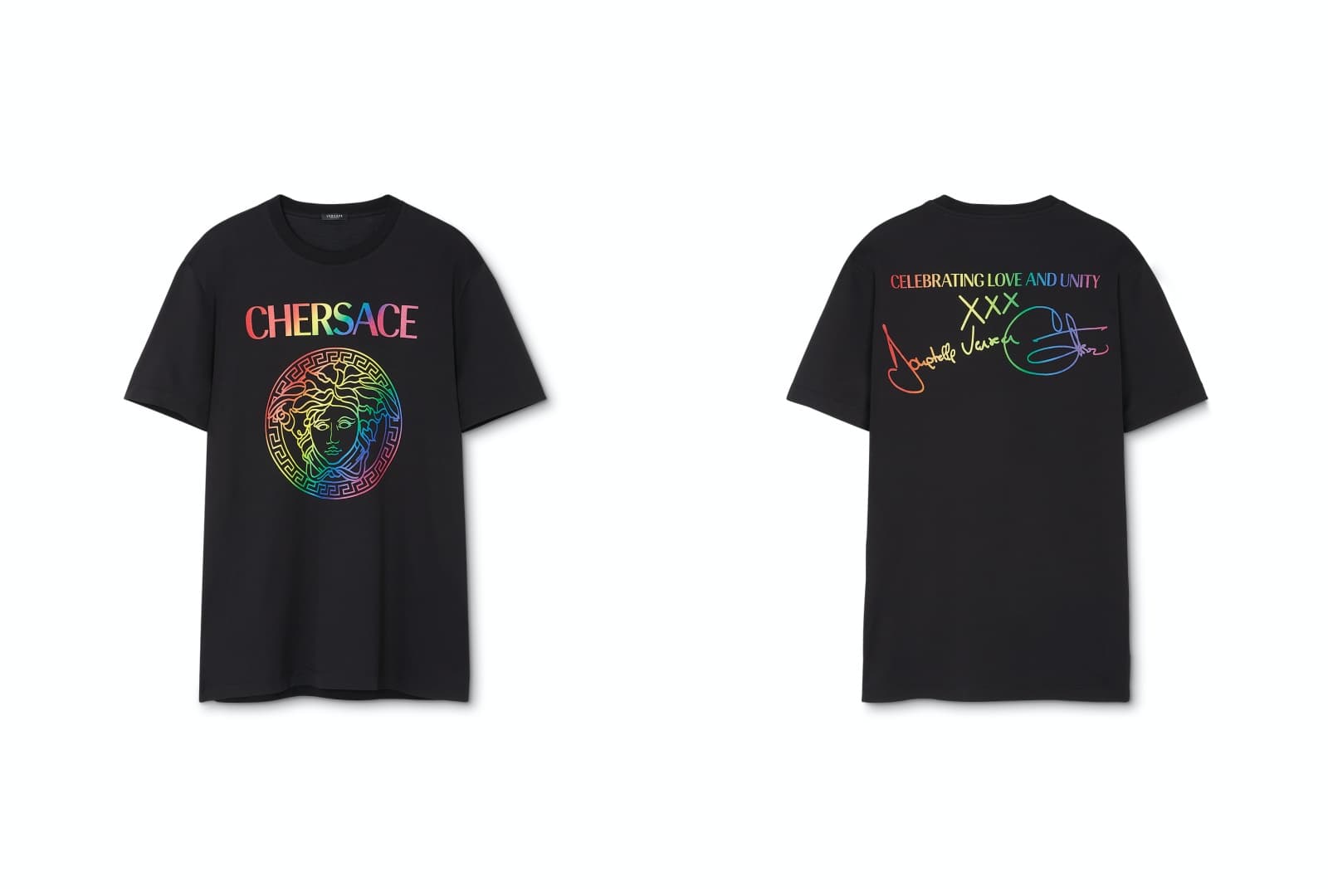 背面有Cher和Donatella Versace親筆簽名的CHERSACE PRIDE T-Shirt，NT$13,500。（VERSACE提供）