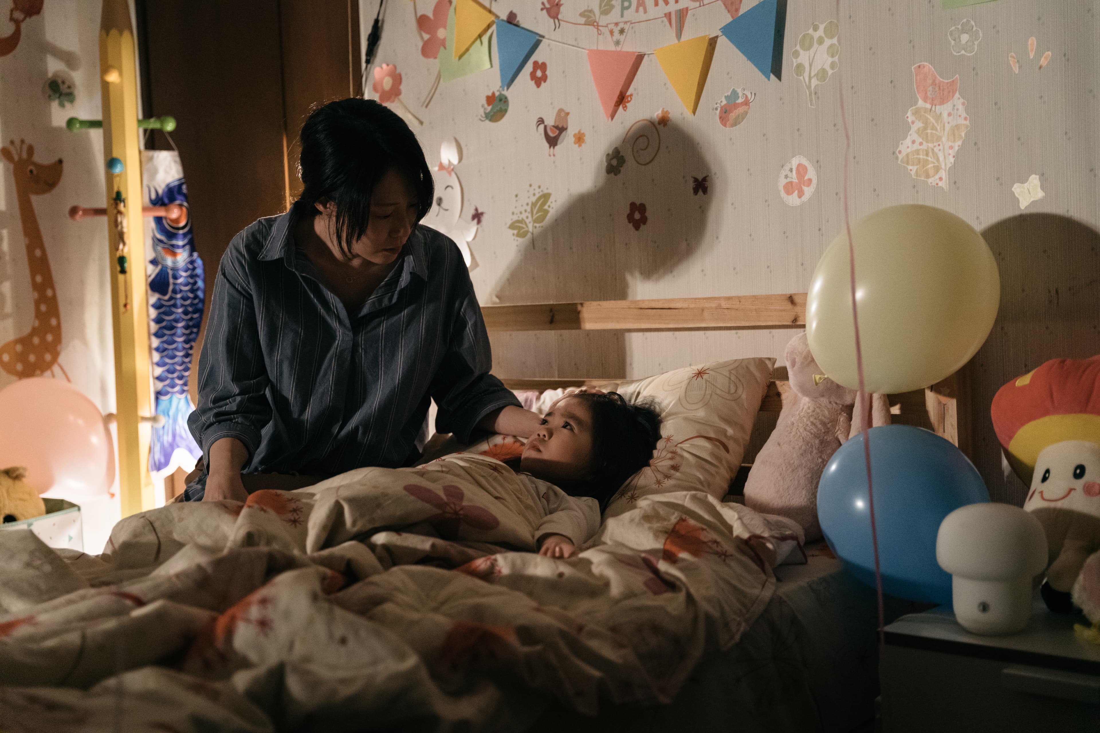 導演柯孟融確定將會開拍《咒2》,更以第一集表現亮眼的「朵朵」為主角,延續第一集的世界觀。(Netflix提供)