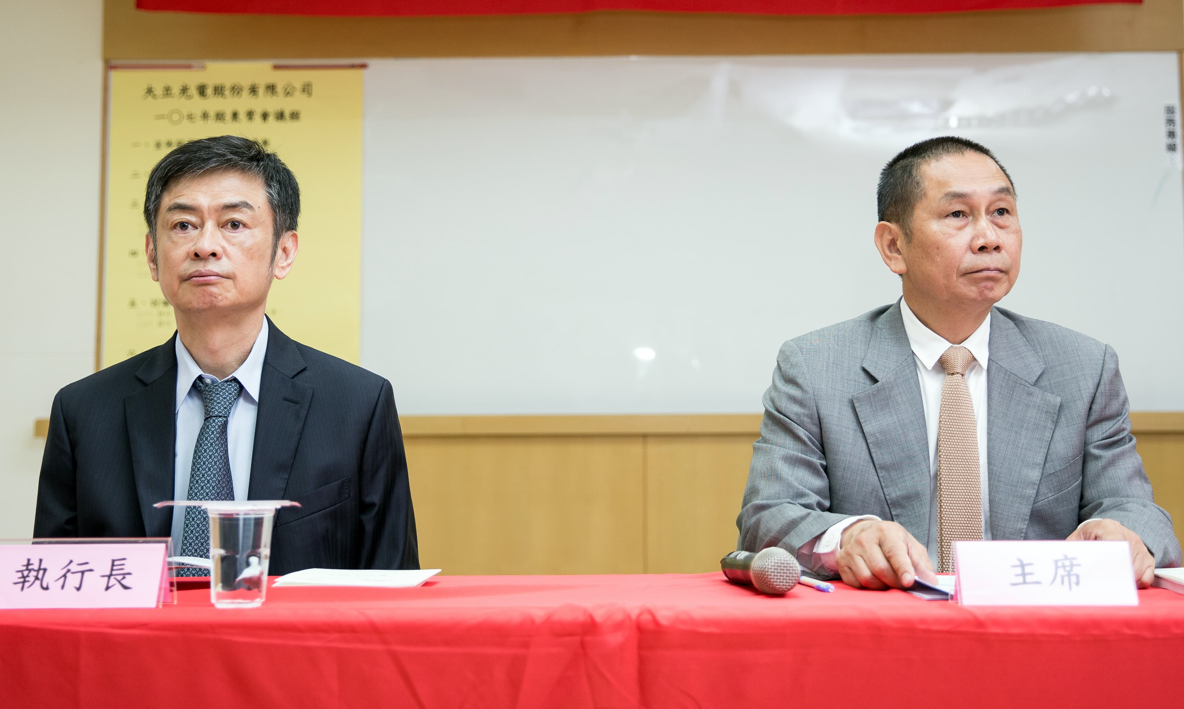 大立光執行長林恩平(左)表示,今年客戶對高階產品普遍比去年悲觀。(本刊資料照)