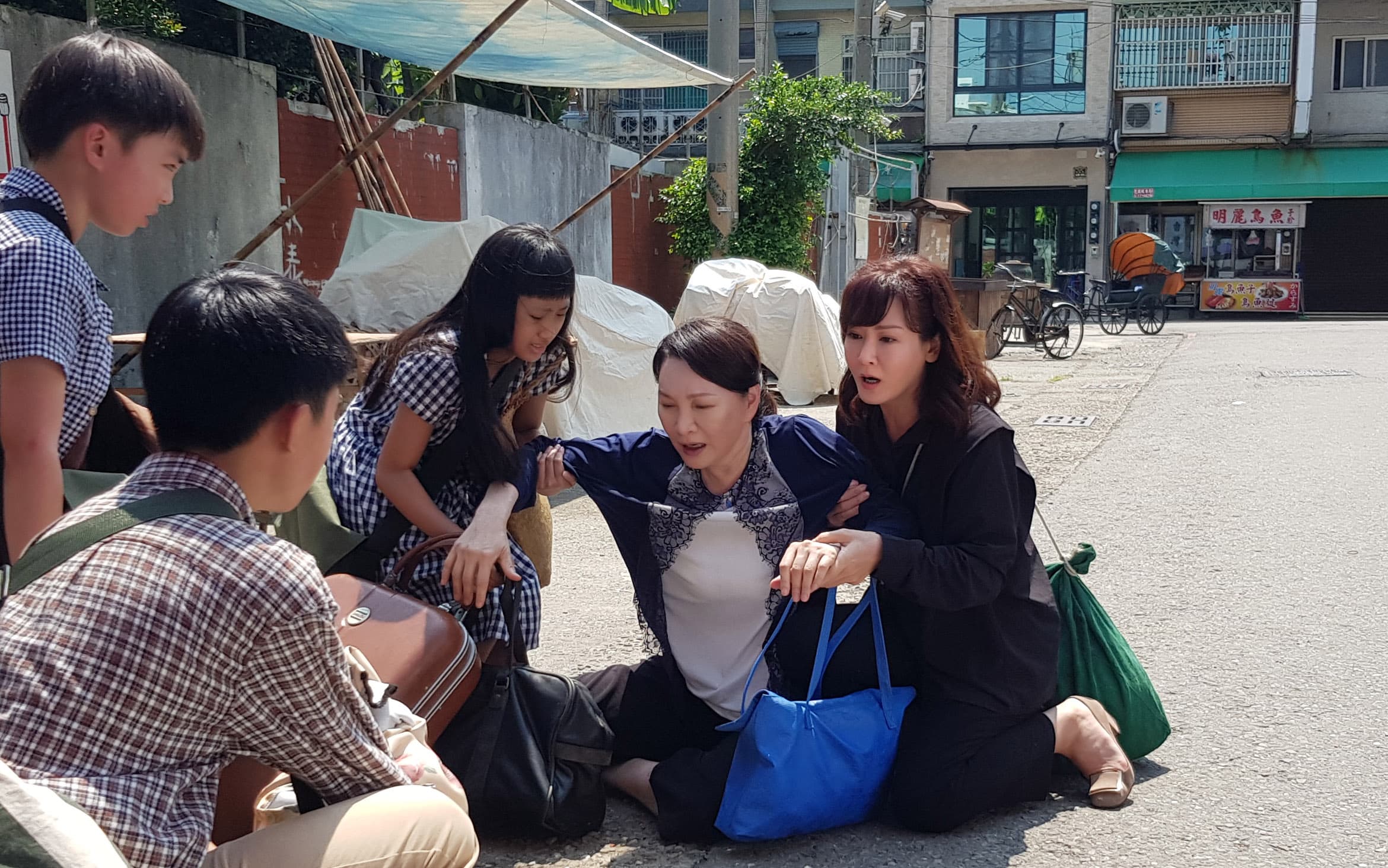 《美麗人生 女人當家》為求真實,導演要求所有行李都要有重量讓演員揹在身上。 (台視提供)