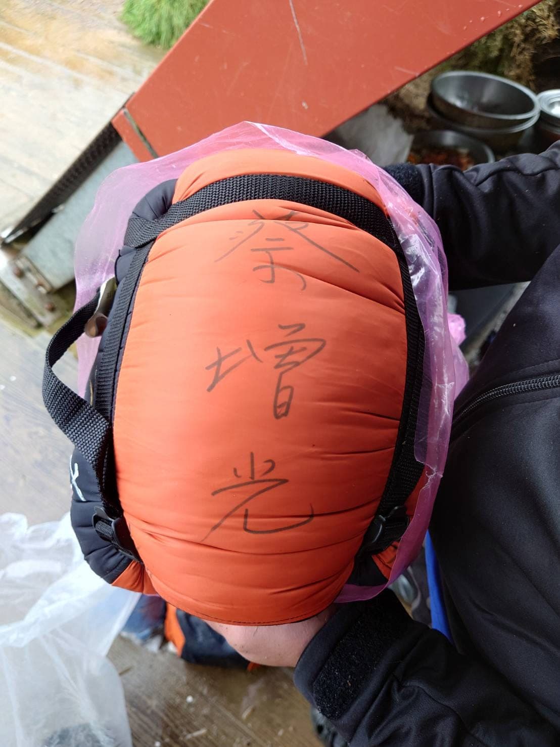 現場發現寫有「蔡增光」的睡袋。(翻攝靠北登山大小事)
