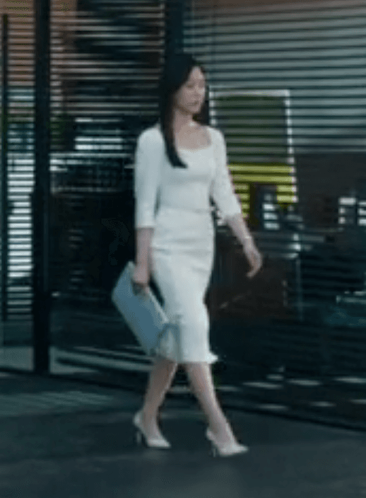 徐玄振以一身合身白色洋裝搭配Manolo Blahnik Nadira高跟鞋。(翻攝自網路)