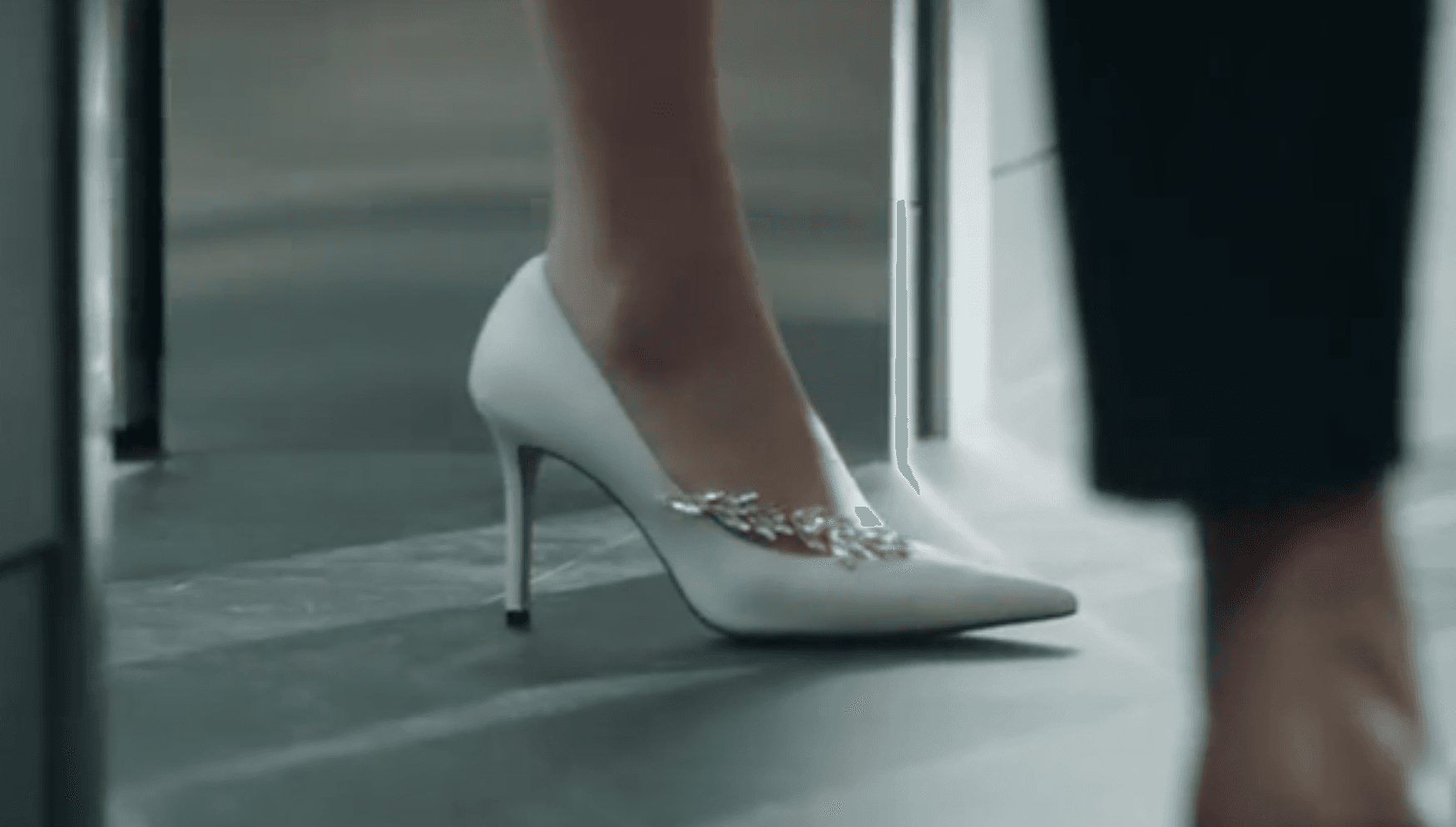 Manolo Blahnik Nadira高跟鞋在《為何是吳秀才?》有多次特寫鏡頭。(翻攝自網路)