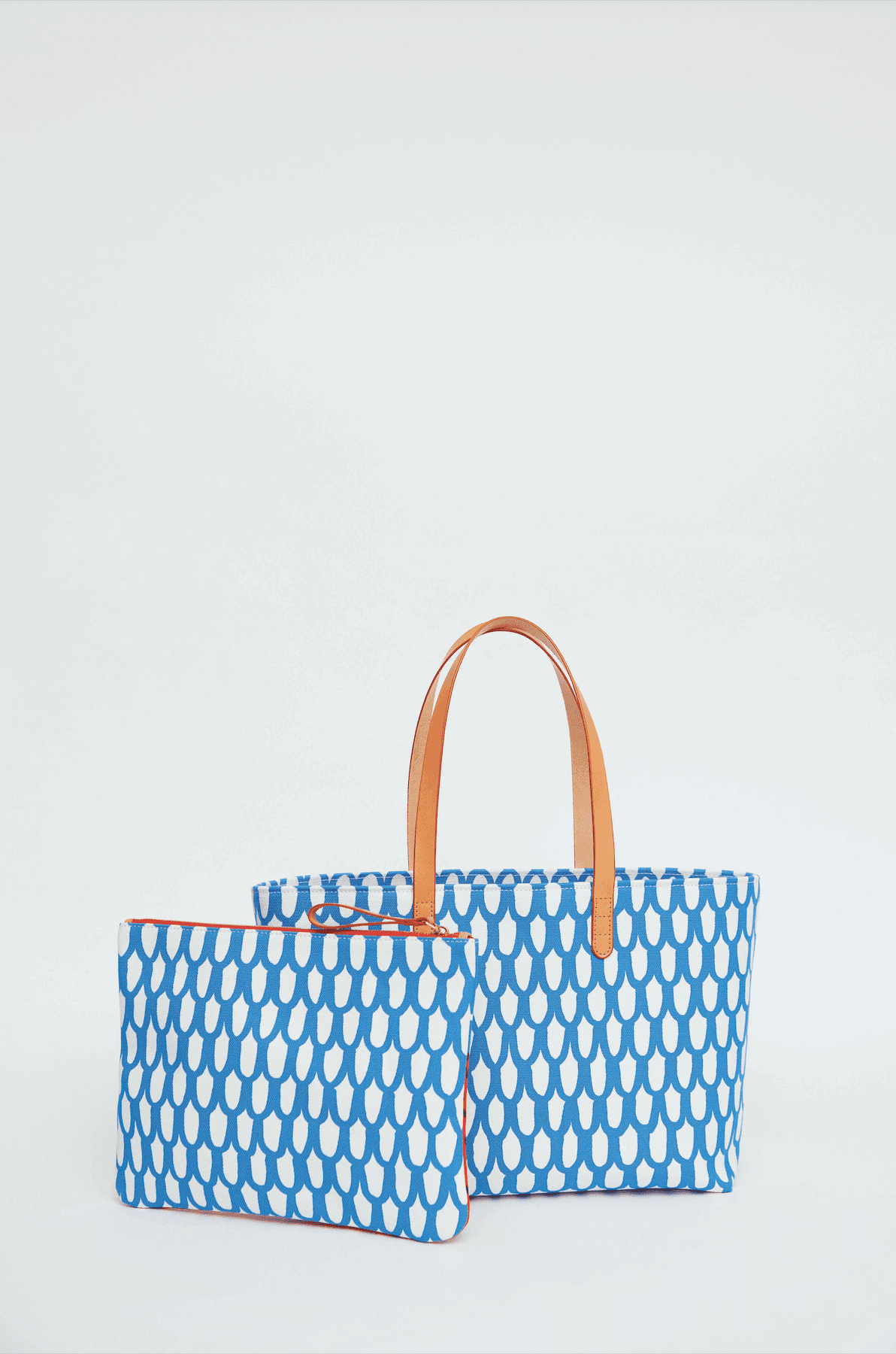 (前)手拿包 NT$8,000(後)托特包 價格店洽 Marimekko X Mansur Gavriel 。(Marimekko提供)