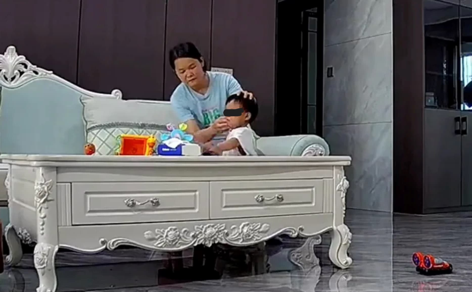 保姆將鼻屎塞進男童嘴裡,畫面公開後遭到網友撻伐。(翻攝自微博)