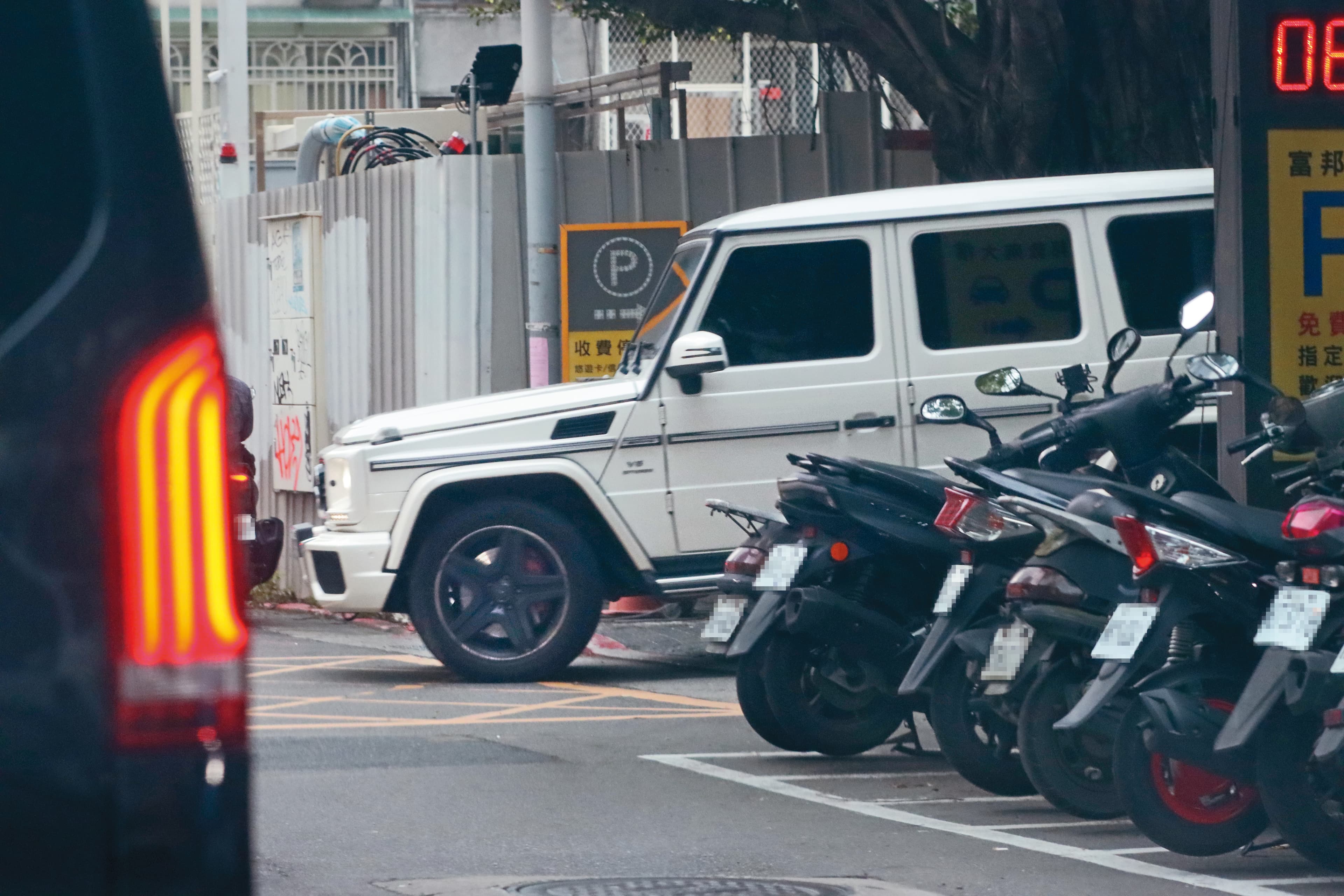 6月1日18:22,吳速玲當司機,開著要價880萬元的賓士豪車和姐妹們去吃晚餐。