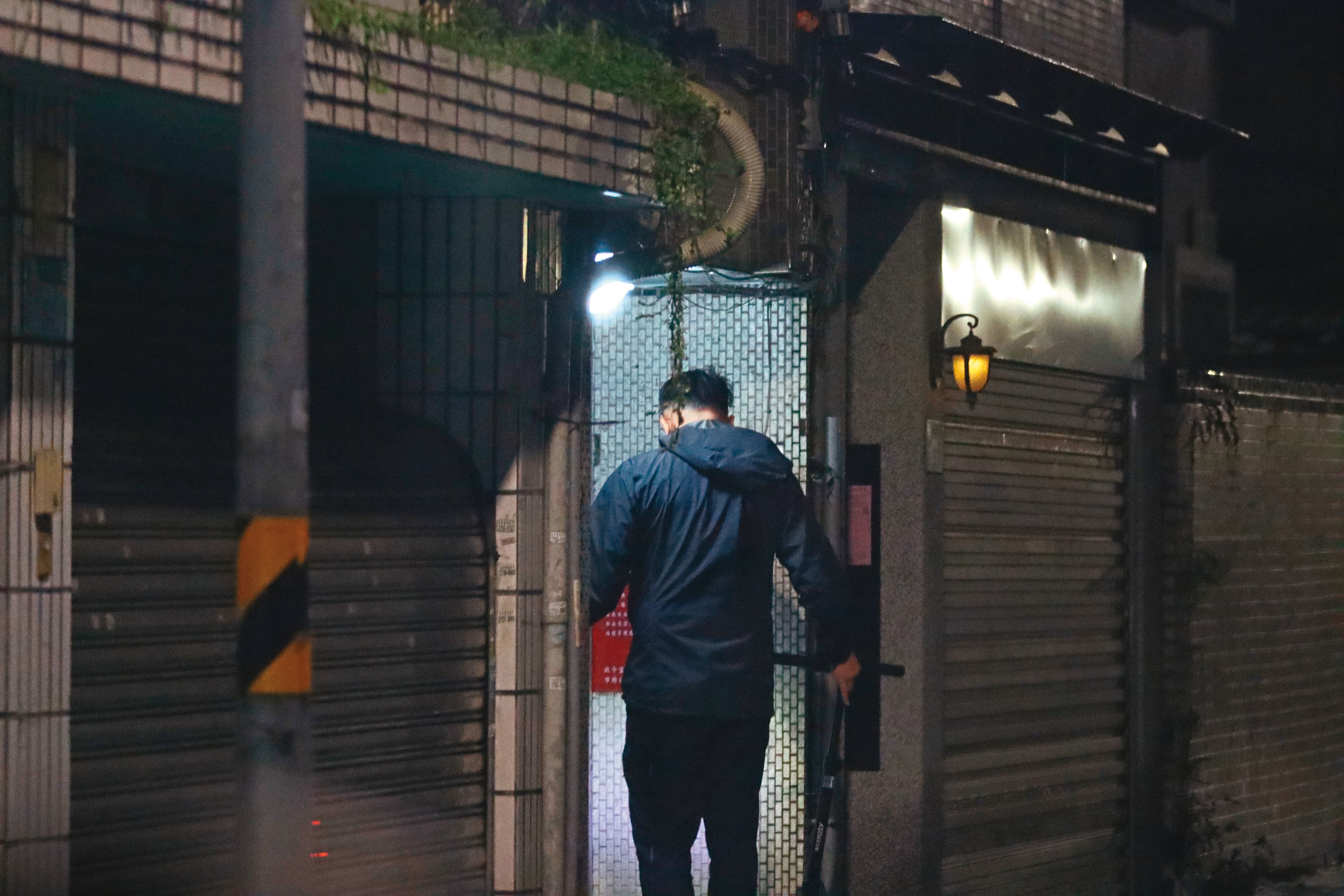 6/9 01：49 李佳薇下車後，廖先生把車開去停車場停妥，最後騎著滑板車回李家，兩人已然同居。