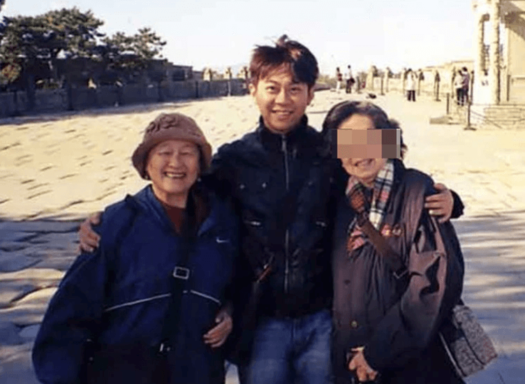 鍾慶春(左)和姊妹淘一起前往中國旅遊,結識了導遊楊寅(中)。(翻攝自微博)
